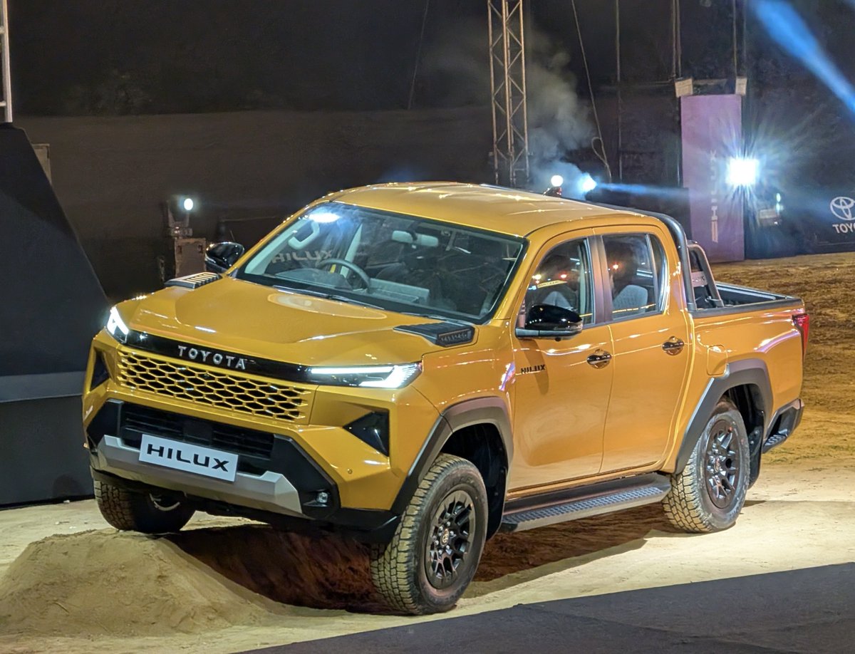 AutomobeIN's tweet photo. LAUNCHED: 9th-gen Toyota Hilux 

💥 12.3-inch infotainment and drivers display
💥 2.8-L diesel engine; 201 bhp/500 Nm

Deliveries to start in Aug 2026.

🇮🇳 Variants:(All 6 Speed AT)
GX 4x2(RWD) : 31.99 lakhs
GX 4x4 (4WD) : 33.69 lakhs
GX 4x4 (4WD) : 36.69 lakhs

#Toyota #Hilux https://t.co/oQTVvs9noh
