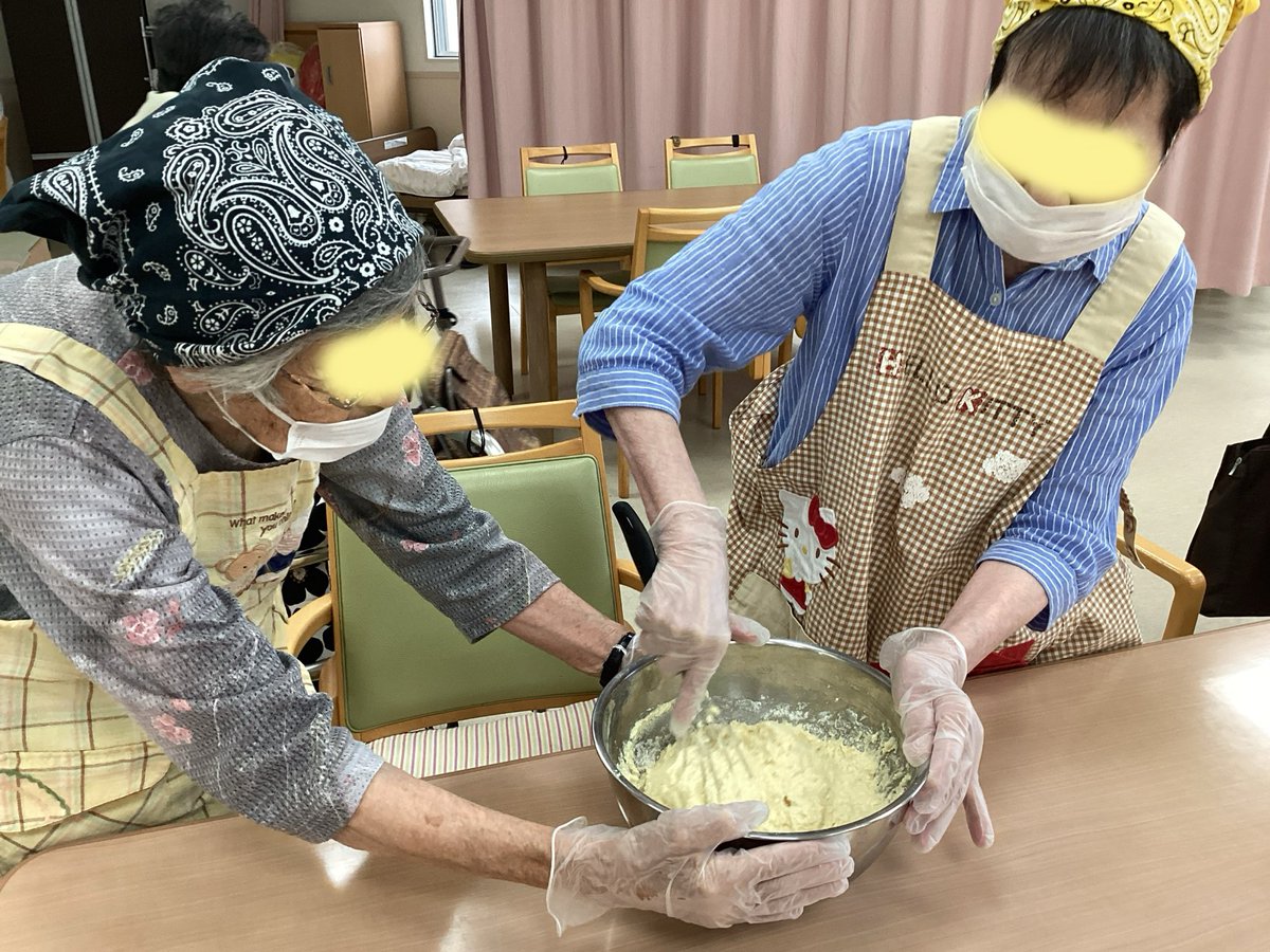 carrefour_inami's tweet photo. デイサービスファンで豆腐ドーナツを作りました🍩お豆腐とホットケーキミックス、卵、砂糖をまぜまぜ🧑‍🍳生地を油に落とすとふわっと膨らみ、あっという間に大きなドーナツが完成✨
熱々の出来立ては何とも言えない幸せな味でした😋
#カルフール印南  #介護施設   #豆腐ドーナツ　#デイ　#印南町 https://t.co/J0oVXvHWNs