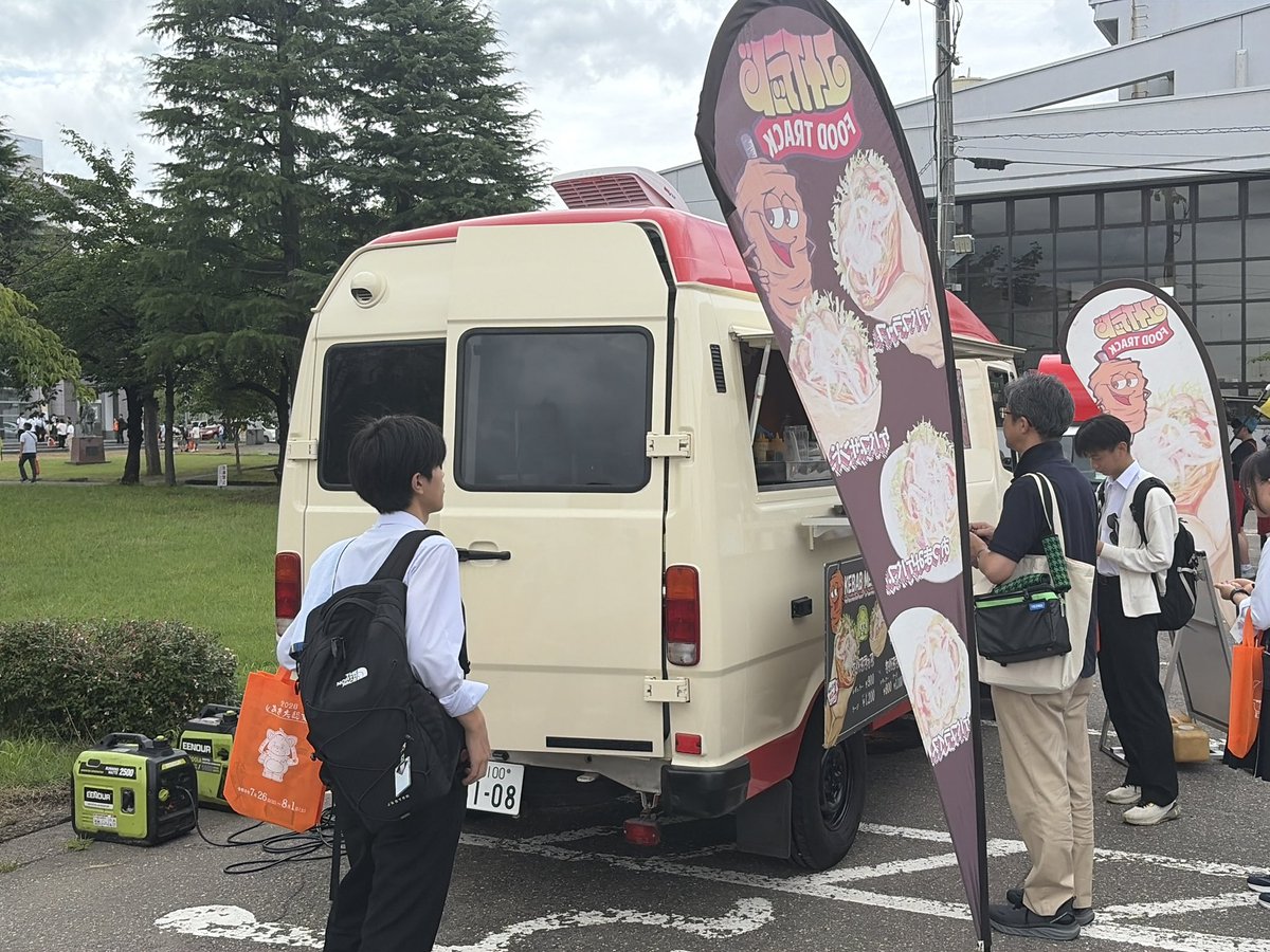 NTH_Broadcast's tweet photo. あきた総文放送部門が始まりました！チーム東京の応援です！駐車場にはキッチンカーも来ていました！ https://t.co/H7uwobsEUo