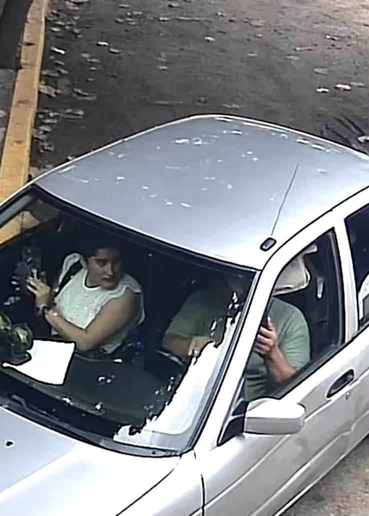 Assetreclaim's tweet photo. #AlertaDeCensura HOY OTRO CASO DE AMENAZA PARA LA PERIODISTA JAQUELINE ROBLES 

El periodismo en #Oaxaca está viviendo y clima de verdadera incertidumbre y amenazas  abiertas:

El 22 de julio, asesinan a Alejandro Leyva  y,  ese mismo día amenazan de muerte a Pedro Matías Arrazola, Corresponsal de Proceso.

Hoy, es la periodista Jaqueline Robles, que fue acosada por una mujer y un hombre abordo de un carro compacto  sin placas, fotografiando su domicilio.

Es urgente que la presidenta  @Claudiashein  tome con la seriedad  lo que está pasando en #Oaxaca y que se agudiza en todo el país: el asesinato sistemático de periodistas y defensores de derechos humanos y de territorios.

Cada nota informativa que señala las complicidades oficiales  con el crimen organizado y  corrupción, cada denuncia de vulneración de los derechos de la sociedad por el Gobierno actual, y cada señalamiento del saqueo de los recursos naturales y rutas clandestinas de producción de  drogas y tráfico de personas por el narcotráfico con la protección gubernamental, ponen en riesgo la vida de quienes lucha por la verdad, la justicia y democracia de #México.

Las y los mexicanos cada vez estamos sometidos a los pasos progresivos de una dictadura, y quienes nos atrevemos a  develar la verdad, estamos condenados a ser silenciados y silenciadas.

lO QUE ALIENTA A LAS Y LOS PERIODISTA, ES TENER LA ESPERANZA QUE QUIENES NOS LEEN, NO ESCUCHAN Y VEN, SEAN PORTADORES DE NUESTRA ESPERANZA PARA LUCHAR SIN MIEDO CONTRA LOS ABUSOS DEL PODER.

Abrazos solidario para Jaky Robles y @PedroMatias8 
@ONUDHmexico @UNHumanRights @RSF_inter @article19mxca @RELE_CIDH