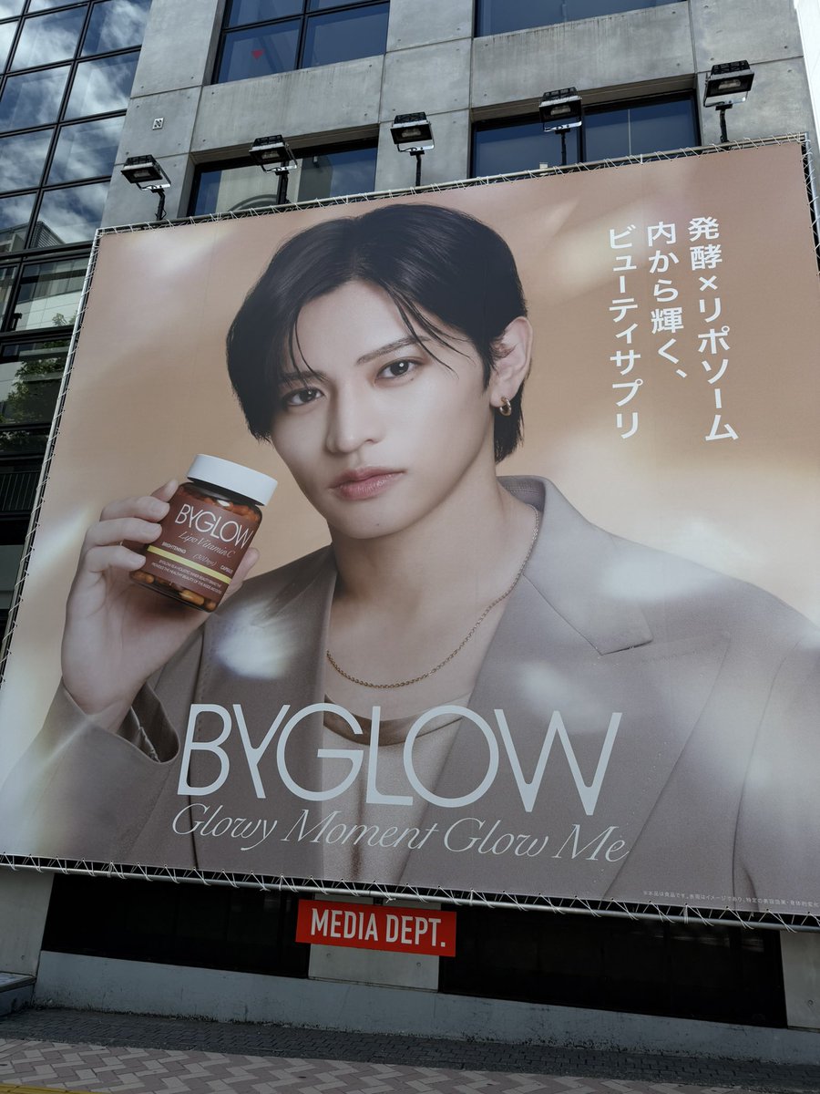shuto_0817_'s tweet photo. MEDIA DEPARTMENT TOKYO🏢
渋谷ど真ん中に😳遠くからでもわかるくらいおっきな周ちゃん輝いてた🥹💛
うるっときた感動😭単独ですごすぎる😭💛

#ByGLOW #猪俣周杜 https://t.co/GmMbGWI0eB