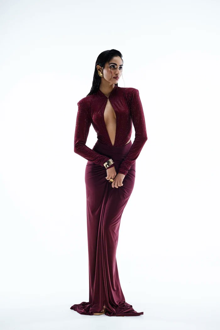 GKDedit's tweet photo. Trend Report: Minimal styling allows refined cuts, luxurious fabrics, and impeccable craftsmanship to take centre stage. Explore only at https://t.co/Ruz5dsnPeM

couture, luxury, ramp, runway look, statement style

#GkdEdit #Statement #Style #trending #fashion #MidnightOpulence https://t.co/1LT5DYxjId