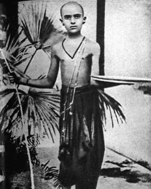 LalitAmbardar's tweet photo. @desimojito Jawaharlal Nehru,in 'mekhal'- Kashmiri Hindu yegnopovit ceremony,must have undergone the #gomutra consumption ritual.Ironic,his great grand daughter draws pleasure in mocking at it in Indian parliament even while great grand son goes around claiming he,a dattatreya Brahmin.#phew https://t.co/rd9obpGH5t