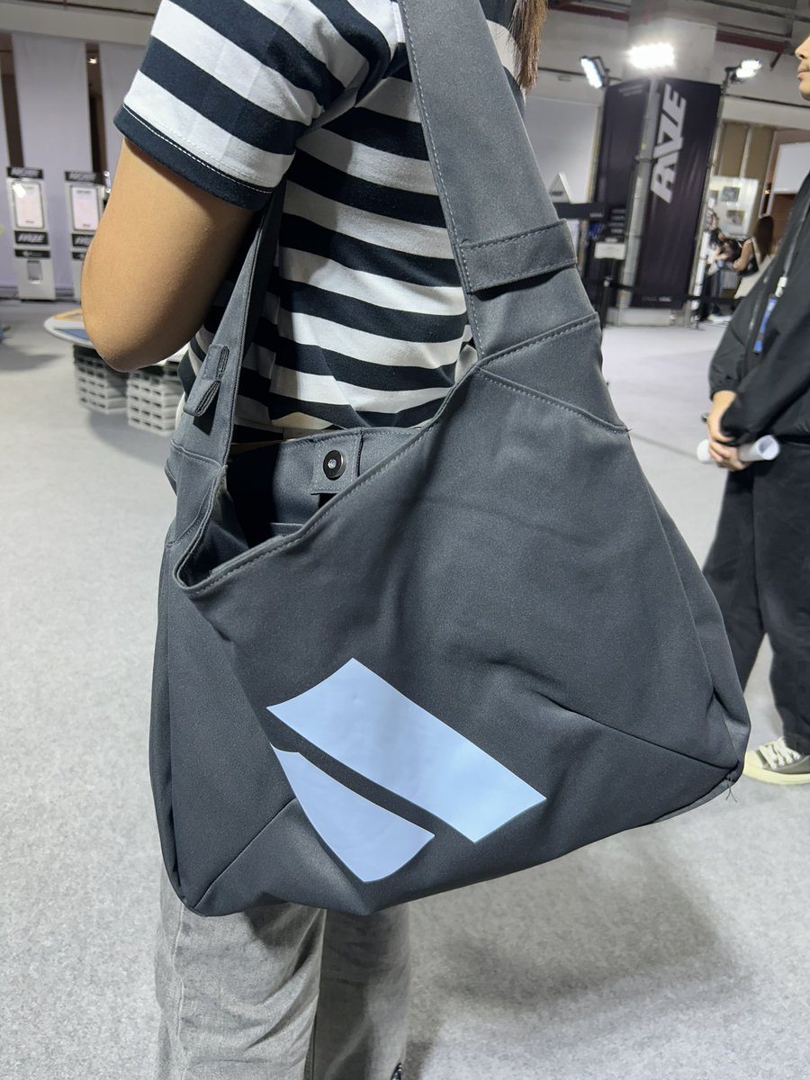 photocard_riize's tweet photo. 🎸⋆⭒˚｡⋆ MD RIIZE POPUP ARCHIIVE IN BANGKOK

Hobo bag
Cr. @.reall_srn
#라이즈 #쇼타로 #은석 #성찬 #원빈 #소희 #앤톤 https://t.co/RaoViAAVj0