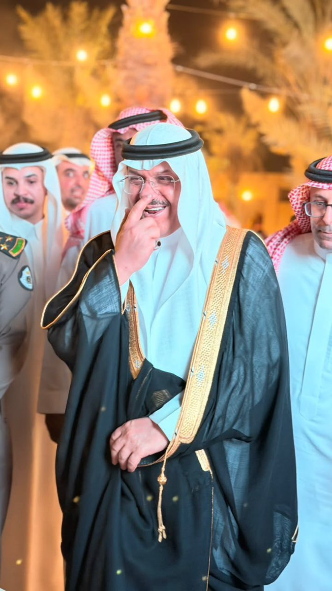 NADAABANAT0e5's tweet photo. شارك نادي أبانات لهواية الإعلام في تغطية فعاليات ملتقى النحالين الذي نظمه مكتب وزارة البيئة والمياه والزراعة بمحافظة الرس، 
برعاية سعادة محافظ محافظة الرس 
الأستاذ سعود بن حسين العساف، 
وذلك تلبيةً للدعوة الكريمة للمشاركة 
في هذا الملتقى الذي جمع نخبة من النحالين والمهتمين بقطاع تربية النحل وإنتاج العسل.
ويهدف الملتقى إلى تعزيز التواصل بين النحالين، 

وتبادل الخبرات والمعارف، ومناقشة سبل تطوير قطاع تربية النحل وإنتاج العسل، إضافةً إلى استعراض أبرز المبادرات والفرص التي تسهم في دعم هذا القطاع الحيوي وتعزيز استدامته.

وجاءت مشاركة نادي أبانات لهواية الإعلام انطلاقًا من رسالته في توثيق الفعاليات المجتمعية والتنموية، ورصد أبرز أركان أنواع العسل المعروضة، وإعداد تقرير إعلامي لنشره 
عبر منصات النادي المختلفة، 

وفي ختام الزيارة ، أعرب سعادة محافظ محافظة الرس الأستاذ سعود بن حسين العساف عن شكره وتقديره لجميع الجهات المنظمة والمشاركة، مثمنًا ما بذلوه من جهود أسهمت في نجاح الملتقى،
#اعداد_وتصوير_مسعود_المظيبري 
#القصيم_الرس