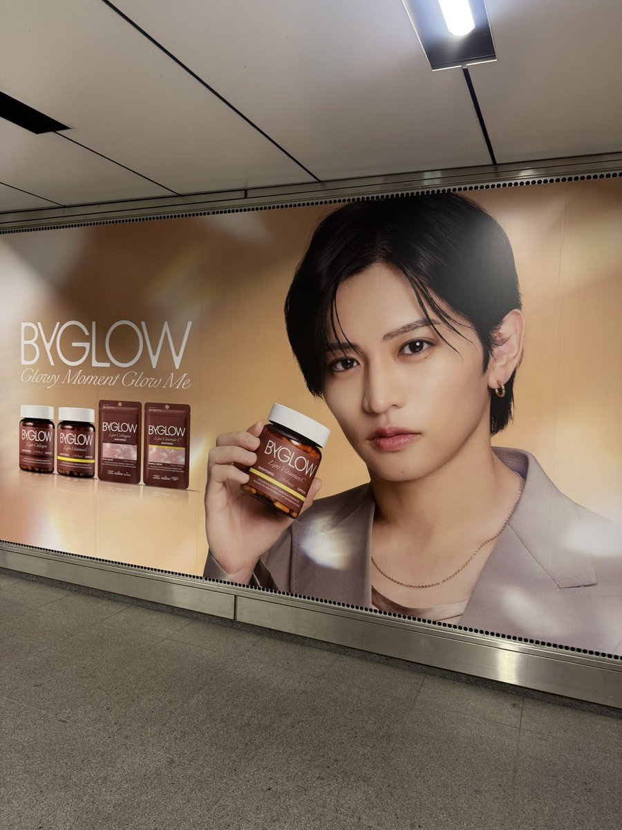 shuto_0817_'s tweet photo. 東急東横線渋谷駅B4Fコンコース🚃
名古屋から東京、見に行って良かった😭😭
周ちゃん探してる時、周ちゃんと待ち合わせしてるみたいで嬉しかったんだ〜🤭💛💛

#ByGLOW #猪俣周杜 https://t.co/QayaGLEhaz