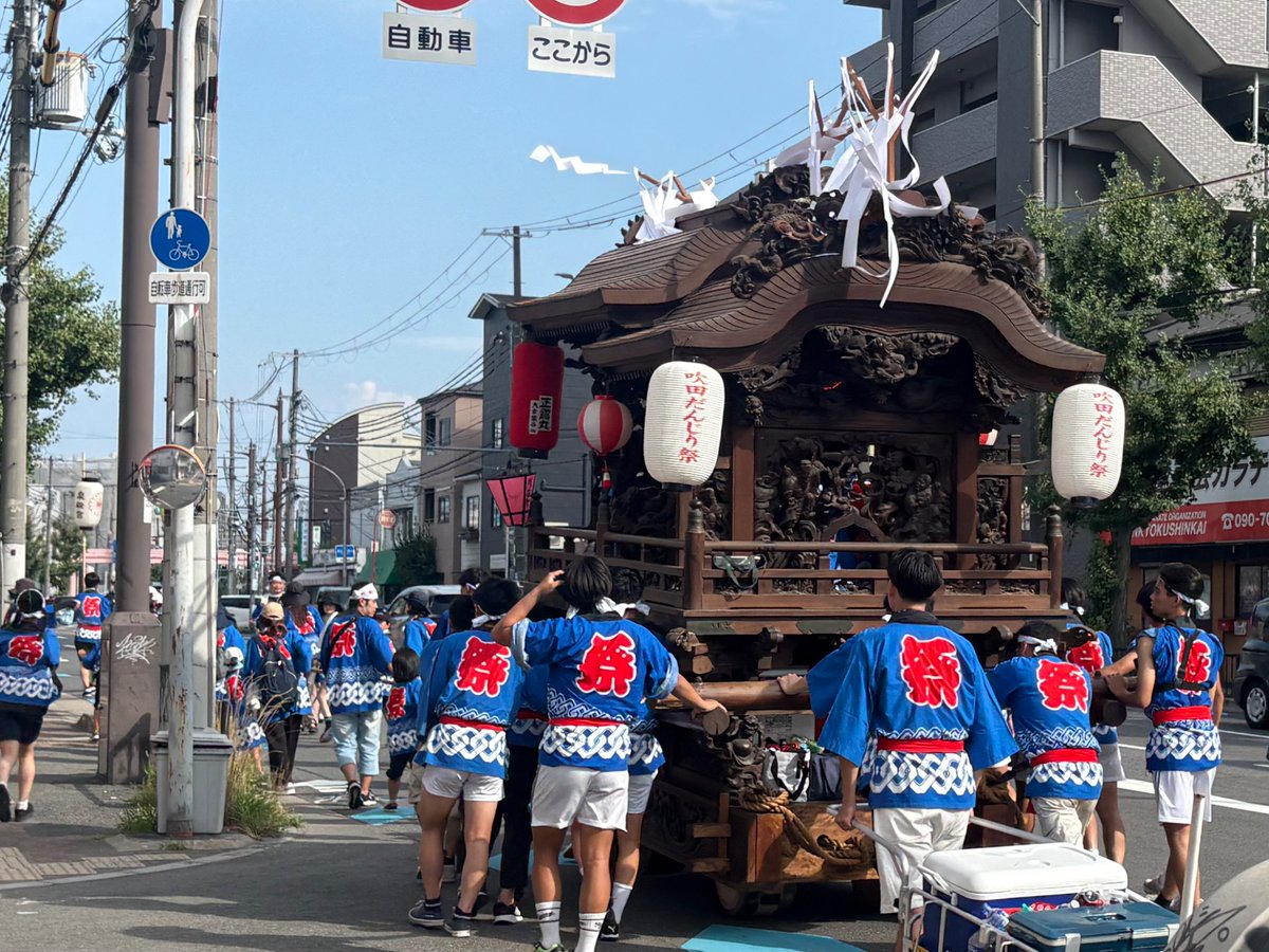 suita_kawazura's tweet photo. 7月26日開催の「第5回吹田だんじり祭」で曳行された川面町地車です。建造は安政に改元する直前の「嘉永7年11月（1853年12月20日〜1854年1月15日）」です。
　
第4回で限界を迎えて破損したコマ周りは岸和田市で修繕を行い、当日は元気な姿を披露しました。
　
#吹田市 #だんじり #地車 #吹田だんじり祭 https://t.co/cEdlhvCCwW