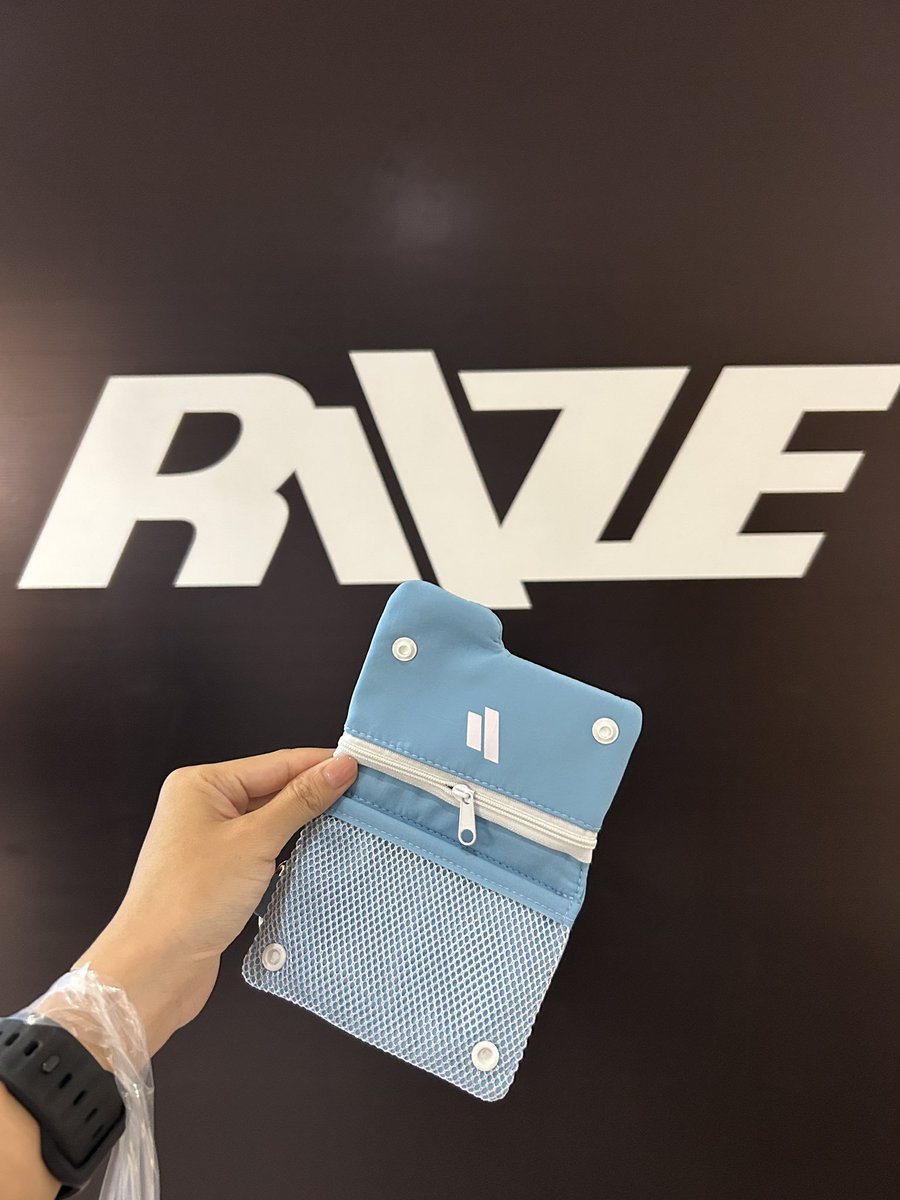 photocard_riize's tweet photo. 🎸⋆⭒˚｡⋆ MD RIIZE POPUP ARCHIIVE IN BANGKOK

Folder pouch
Cr. @.reall_srn
#라이즈 #쇼타로 #은석 #성찬 #원빈 #소희 #앤톤 https://t.co/pIp8zJlh9f