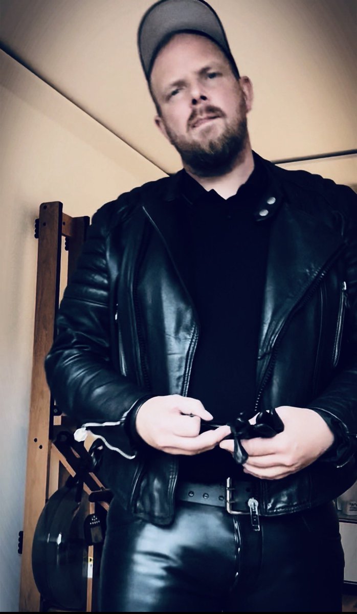 Chris2_Master's tweet photo. Langsam gehen euch die Ausreden aus und ihr kennt euren Platz 👇🧎… 

#leathermaster #master https://t.co/vPNTJ7SNYh