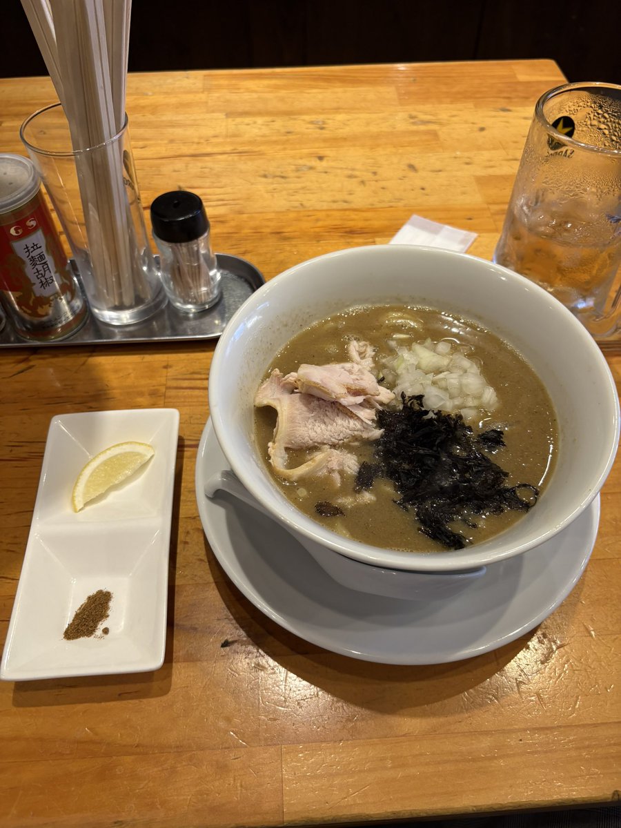 Gg5LEPRfgipYDR0's tweet photo. 中華そば 山下@ 四ツ谷
濃厚煮干しそば レモン&amp;魚粉トッピング
濃度★★★ https://t.co/DdFh3ClOsP