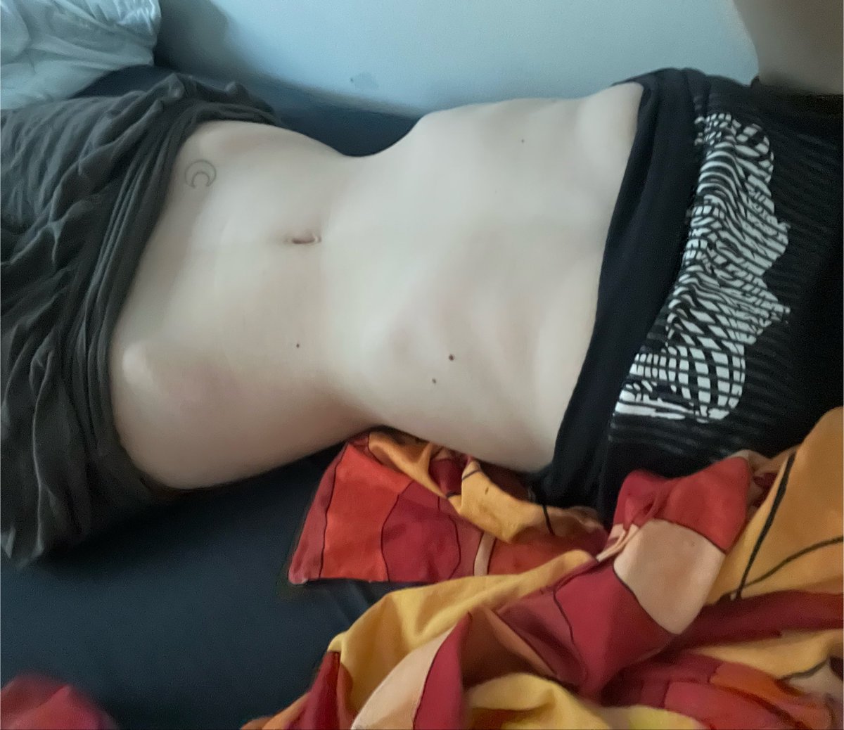 raspberryy008's tweet photo. Why can’t I always look as skinny as when I’m lying down :(( https://t.co/3L9GqMKBN4