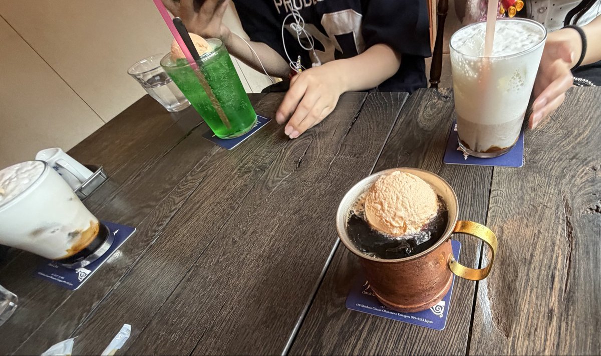 Yuco95047995's tweet photo. 銀山温泉で風景見ながらお茶した♨️🍵✨ https://t.co/sZeb5J2Q0r