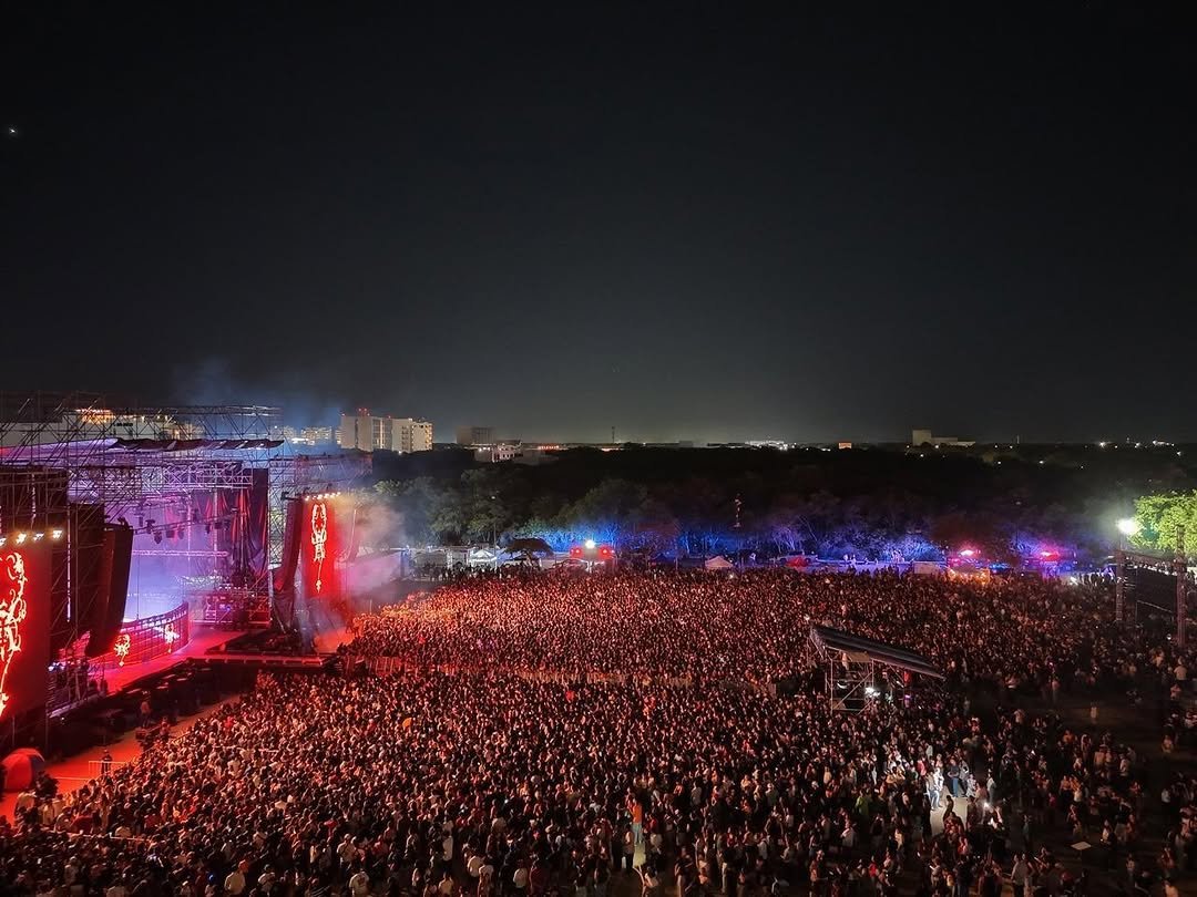 KeniaOsInfo_'s tweet photo. Noche histórica: Kenia OS LLENÓ TOTALMENTE su show en Playa del Carmen con más de 45 mil asistentes. https://t.co/ROY6p3wFMK