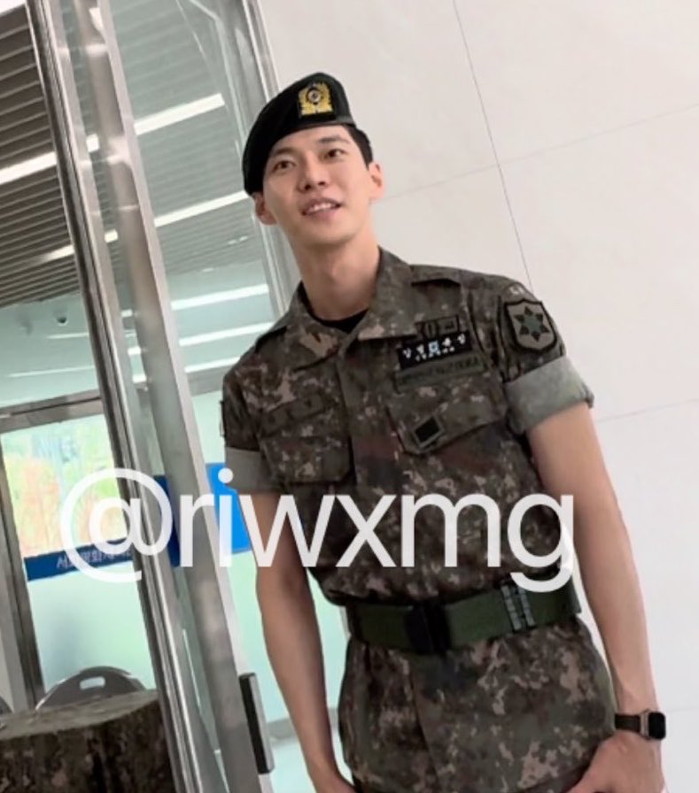 kimdiidy's tweet photo. ⠀ ⠀   1 เดือนหลังเข้ากรม ⠀ ⠀      1 ปีหลังเข้ากรม

กรมทหารทำอะไรโดยอง แจ้มหายหมดแย้วอ้วนน ทวงคืนแจ้มอ้วนคืนสุ่สังคม ❗️👊🏻

# ต่อต้านการเมคโอเว่อหมุอ้วน # อ้วนแบบมีสไตล์ # อ้วนไม่กินแตงกวา # เบอเก้อทั้งใจ https://t.co/JJl9EE3kW6