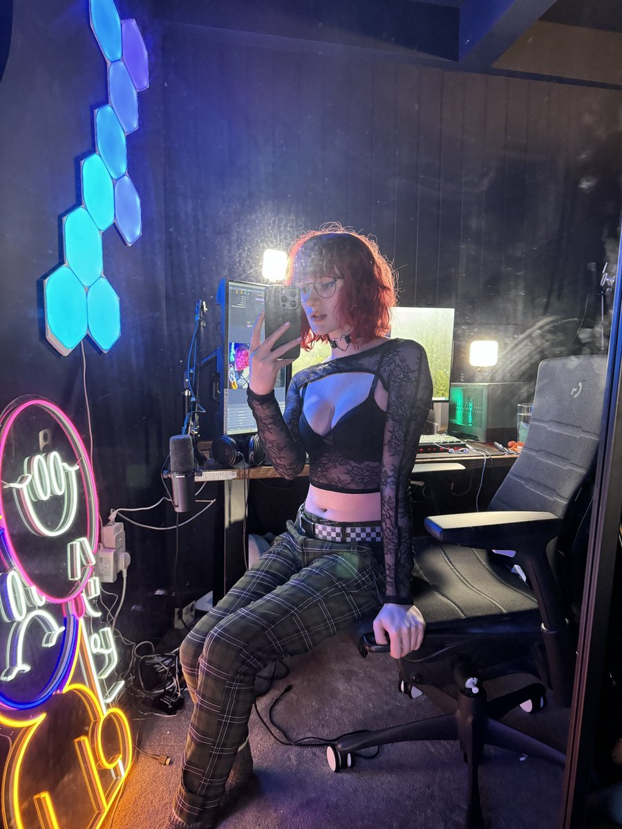 cherrydonna07's tweet photo. Hi Guys, I'm transgender woman🏳️‍⚧️🏳️‍⚧️ and really proud🤭, i am also an artist👩‍🦰, I hope you guys love my new beautiful studio mmm 😉 https://t.co/pAXeLiD9iO