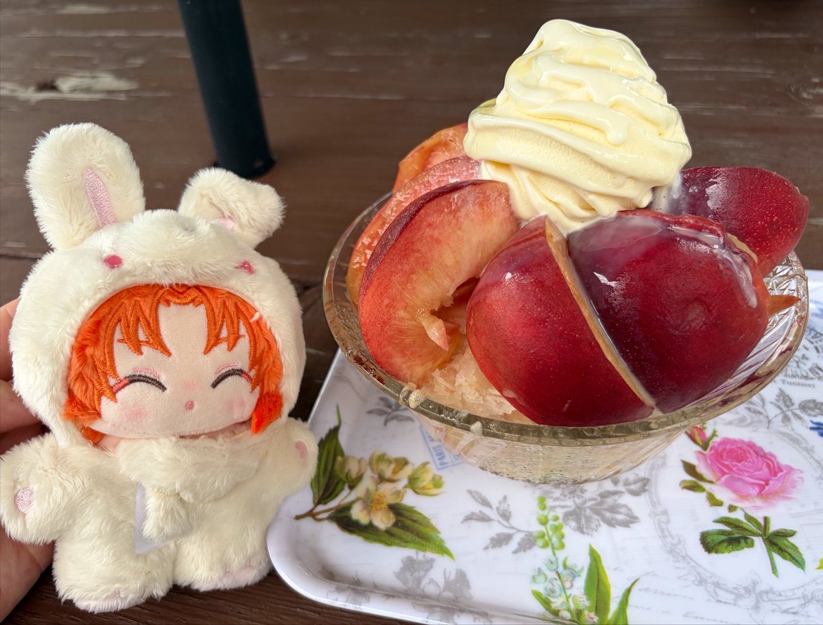 ensta_alice's tweet photo. 山梨に桃のかき氷食べに来たよ
めっちゃおいしかった！
暑い中食べるの最高 https://t.co/5qzLN1o3SG