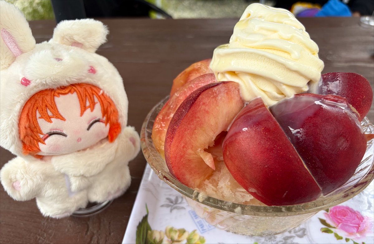ensta_alice's tweet photo. 山梨に桃のかき氷食べに来たよ
めっちゃおいしかった！
暑い中食べるの最高 https://t.co/5qzLN1o3SG