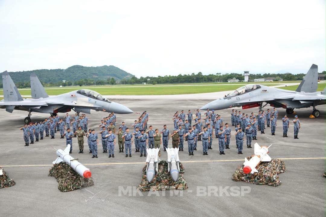 MalaysiaMonitor's tweet photo. 𝟮𝟴 𝗝𝘂𝗹 | Chief of Defence Forces (PAT) makes a two day visit to RMAF Gong Kedak Air Base, inspecting the aircraft and personnel of No. 12 squadron. A variety of munitions were displayed as well.

i) M52-07
ii) M52-05

PU GK, Kelantan.
Src - FB/ATM https://t.co/npDncLUzoI