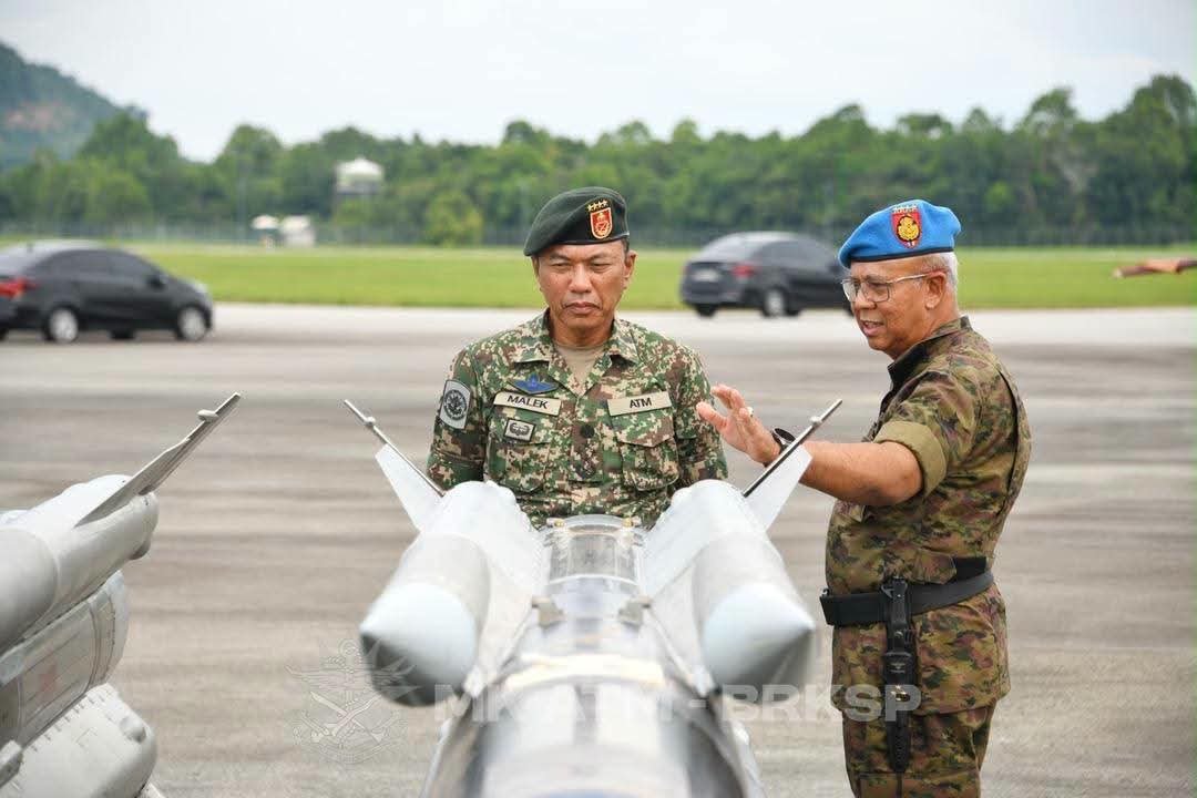 MalaysiaMonitor's tweet photo. 𝟮𝟴 𝗝𝘂𝗹 | Chief of Defence Forces (PAT) makes a two day visit to RMAF Gong Kedak Air Base, inspecting the aircraft and personnel of No. 12 squadron. A variety of munitions were displayed as well.

i) M52-07
ii) M52-05

PU GK, Kelantan.
Src - FB/ATM https://t.co/npDncLUzoI