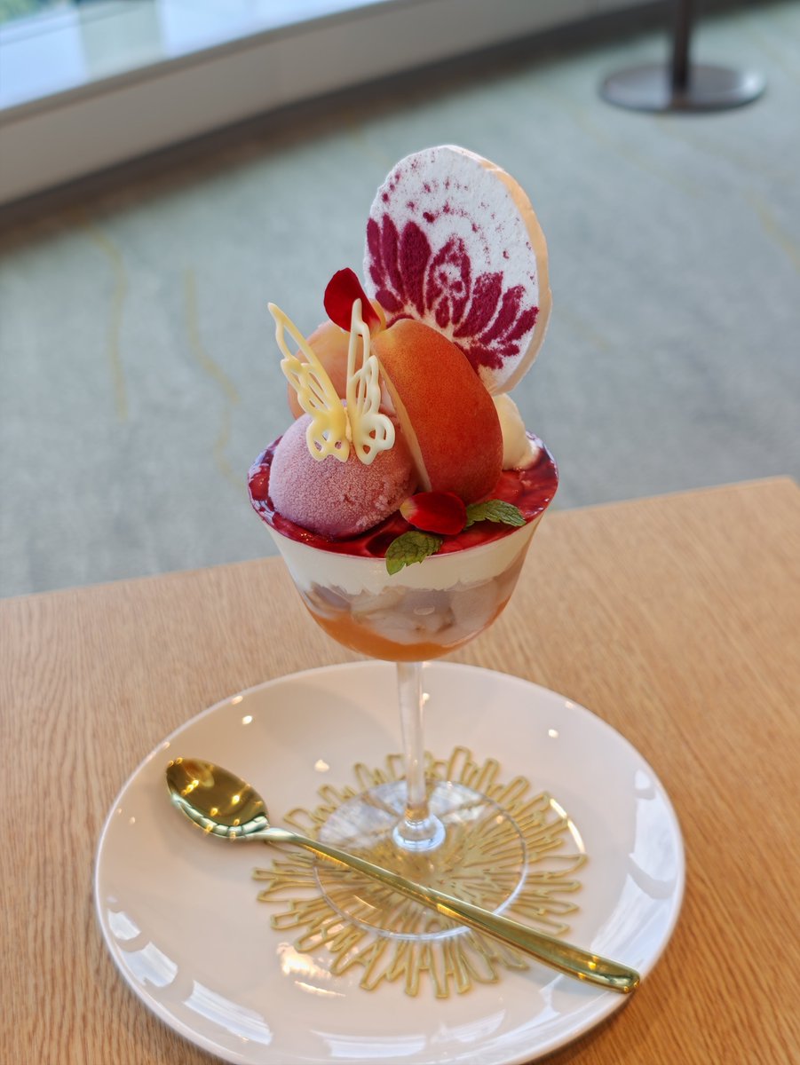 mocimoci_yukimi's tweet photo. 本日より麻布台ヒルズ34階にて、ヒルズパフェコレクションがスタート。
昼の部、夜の部の2部制で両方とも桃のパフェが楽しめます。
昼は桃ライチのパフェ。さわのめぐみシェフ監修です。

店内、パフェともイベントとは思えないクオリティー。
他のパフェも人気店の監修揃いなので、お気に入りのパフェのお店を探すのにもいいかも。