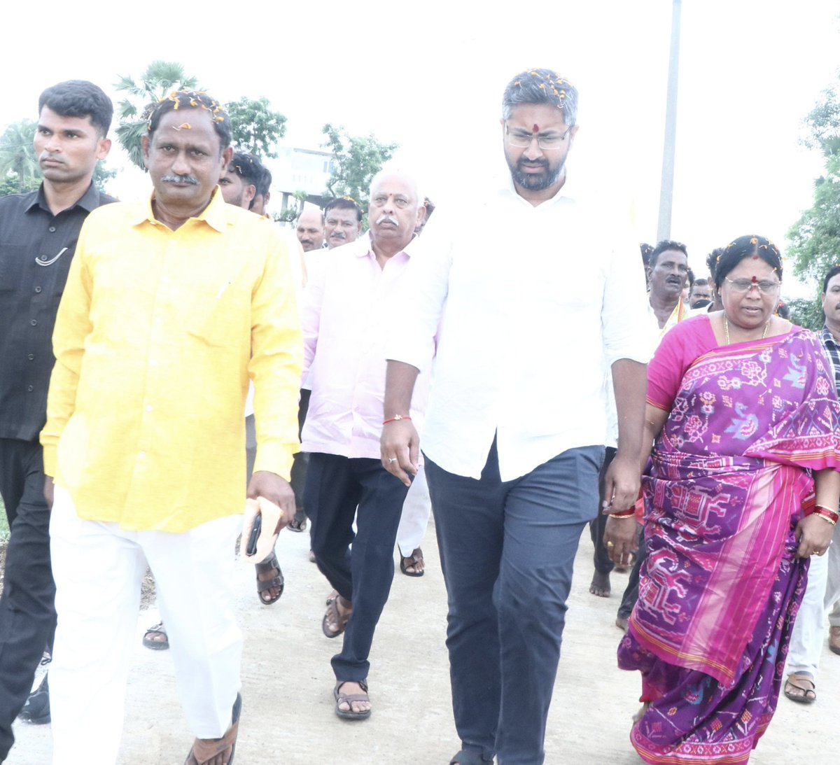 Lalitha_KumariK's tweet photo. తాతకి తగ్గ తనయుడు విశాఖ అభివృద్ధి ప్రధాత మా విశాఖ పార్లమెంట్ సభ్యులు శ్రీ @sribharatm బాబు కి పుట్టినరోజు రోజు శుభాకాంక్షలు.

#Hbday #mpsribharath #MLASKota #vizag #visakhapatnam #TeamKolla https://t.co/4jtjHvvsr7