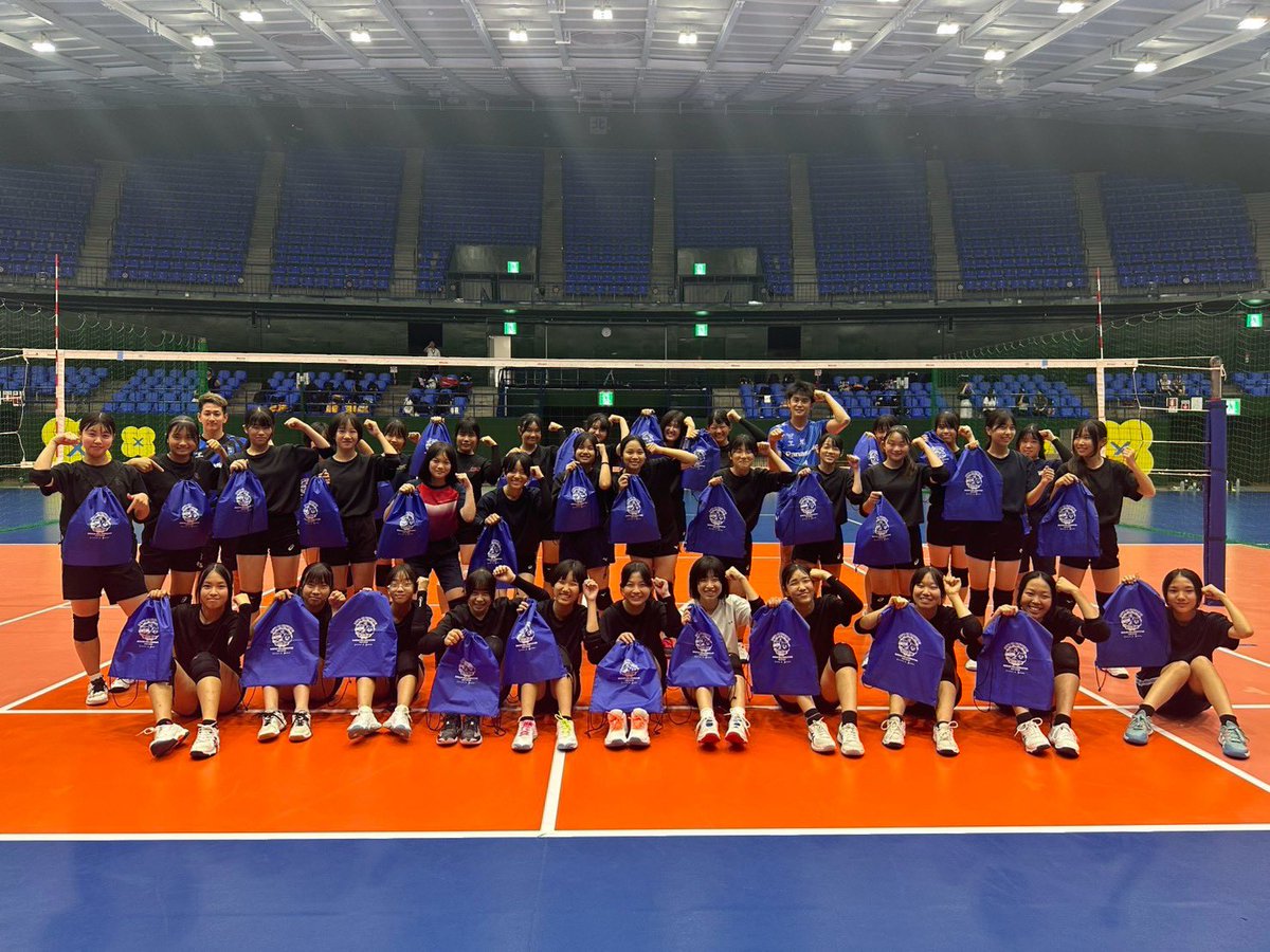 OSAKA__BLUTEON's tweet photo. 🔷#枚方市 連携交流事業2026🔷
7/28(火)は、枚方市中体連バレーボール部から選抜された皆さんをパナソニックアリーナにお迎えし、バレーボール教室を実施💪✨
積極的に取り組んでいただきました🔥
皆さん、またお会いしましょう🤝
#伊賀亮平 #中村駿介
#BLUEACTION #京阪
#大阪ブルテオン
#OSAKABLUTEON