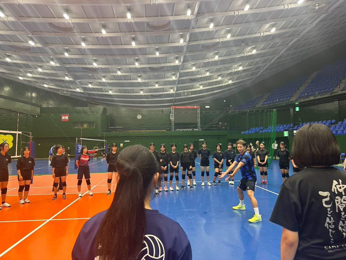 OSAKA__BLUTEON's tweet photo. 🔷#枚方市 連携交流事業2026🔷
7/28(火)は、枚方市中体連バレーボール部から選抜された皆さんをパナソニックアリーナにお迎えし、バレーボール教室を実施💪✨
積極的に取り組んでいただきました🔥
皆さん、またお会いしましょう🤝
#伊賀亮平 #中村駿介
#BLUEACTION #京阪
#大阪ブルテオン
#OSAKABLUTEON