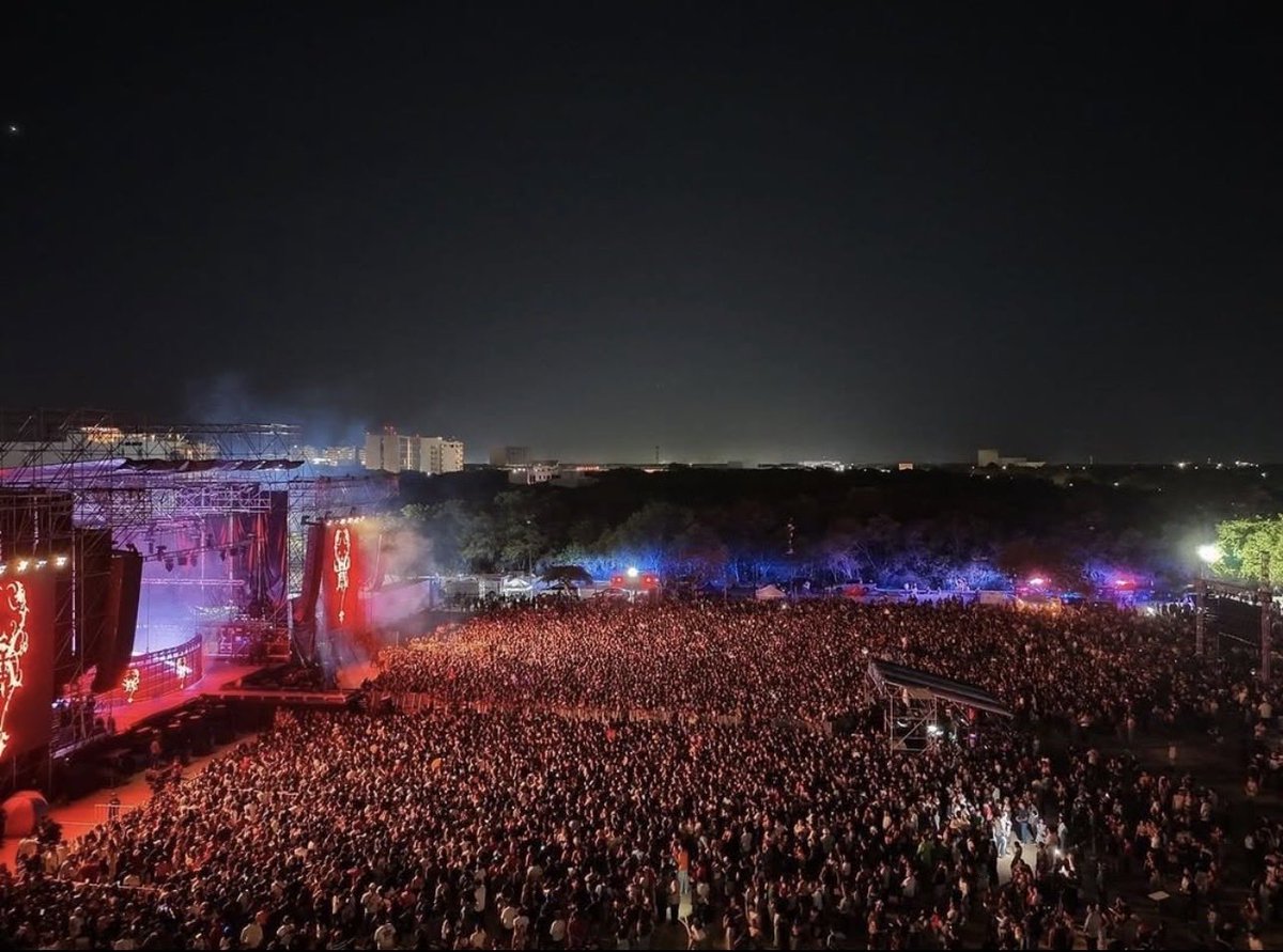 Xenn_Os's tweet photo. Kenia Os acaba de juntar a 50 mil personas en Playa del Carmen, me temo que su carrera está en picada y así 😳 https://t.co/cq4t8DTv82