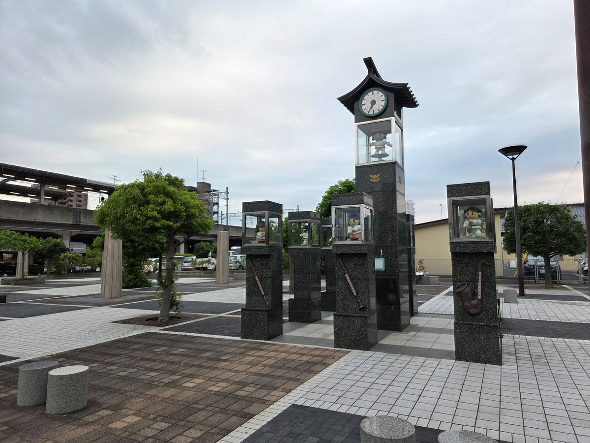 A8800454's tweet photo. 出雲市駅に着きました。駅周辺にはホテルが目立ちます。ここも、メインの道路である国道9号線が北側を迂回していますので、交通量は少なく感じます。

かつて70年代の山陰線には、京都9時７分発の出雲市行き普通列車がありました。父と愛宕山にハイキングに行く時に、保津峡までよく乗りました。DD51牽引の旧型客車、荷物車もあったと思います。当時、出雲市とは一体、どんなとこだろうか？と思いを馳せたものです。
京都を9時過ぎに出発して、確か出雲市着は23時台だったと記憶しています。出発して早速、嵯峨駅に対向待ちと、あさしお通過待ちで15分停車しました。鈍行列車だなぁと感じたものです。

しかし、現在、我が軍は、ほぼ京都駅と南北軸が似たような位置にある自宅から、同じく9時過ぎに出発、オール下道で蒜山高原に21時前後に着くので、そのまま出雲市まで走り続けるとやはり23時台になりそうです。
下道では、スピードは50～60Kmまで、対し、DD51＋旧型客車と言えども80Kmぐらいは出ます。山陰線の迂回度合や線形からしても、鈍行列車はよく走っていたことになります。
＃出雲市駅