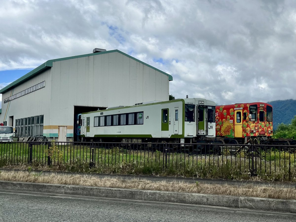 Pontaka81's tweet photo. 荒砥の車両基地にいるキハ110-205。

これが山形鉄道の噂のニューフェイスですか〜 https://t.co/XO0rblslZi