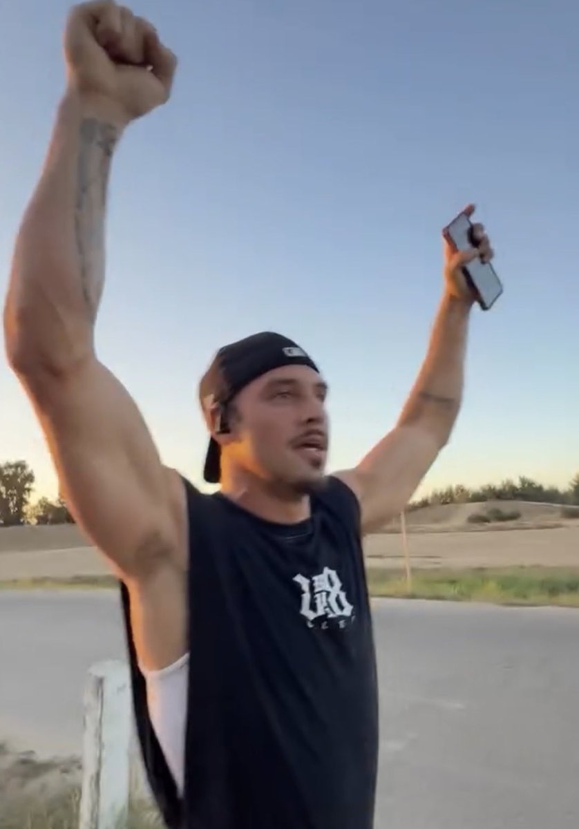 Krys_Dee's tweet photo. OH GOD HIS ARMS FUCKING WOW https://t.co/702cTOKEJg