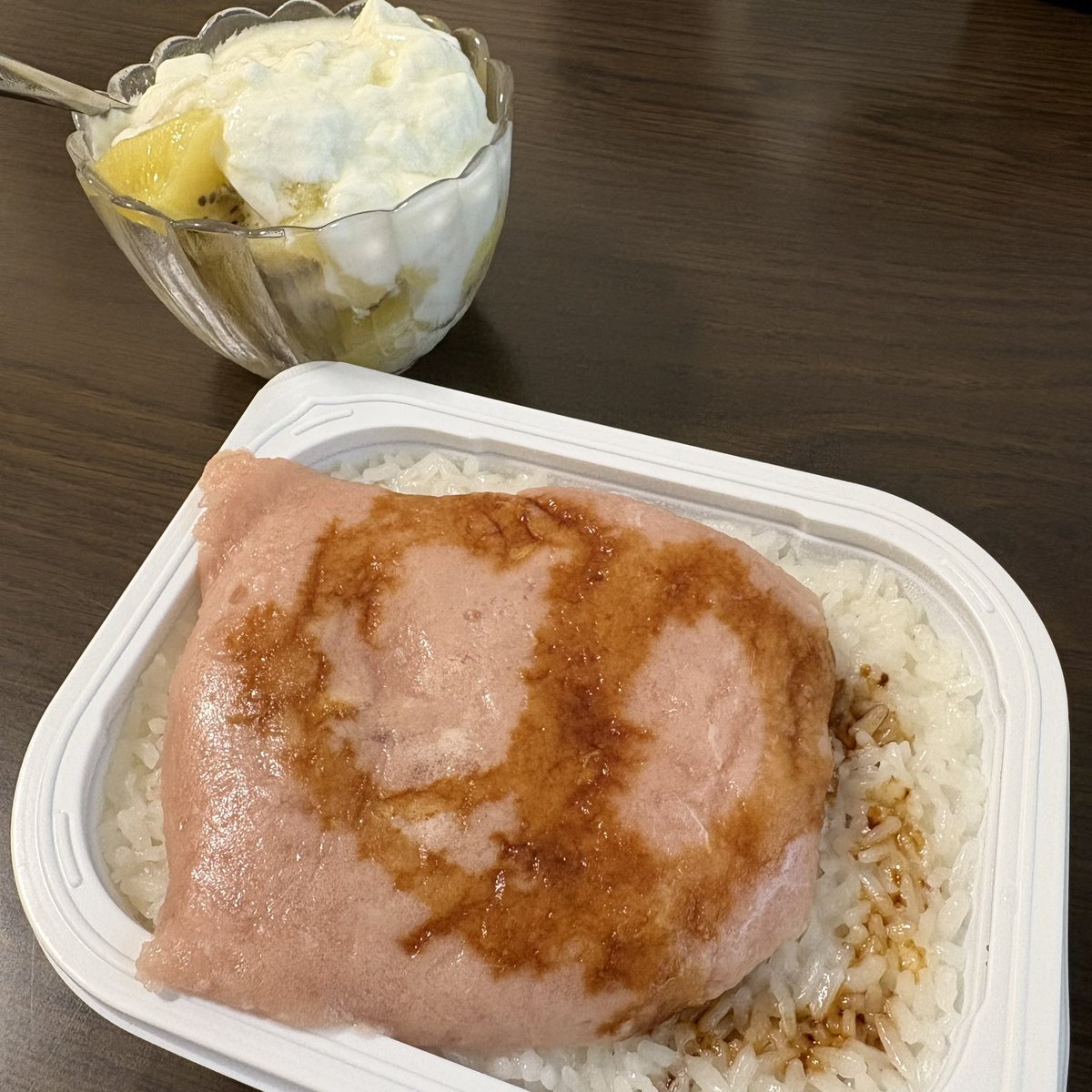 okandayo_diet's tweet photo. おしまいメシ
生理始まって食欲の暴走が止まっただけマシ
キウイとヨーグルトつけたところ褒めたい💯 https://t.co/gYwvgpga1D