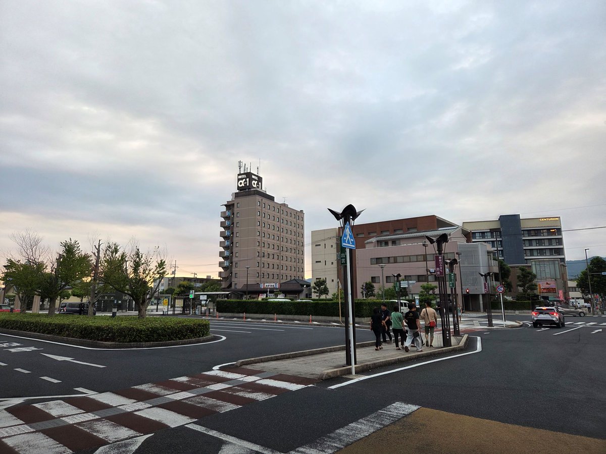 A8800454's tweet photo. 出雲市駅に着きました。駅周辺にはホテルが目立ちます。ここも、メインの道路である国道9号線が北側を迂回していますので、交通量は少なく感じます。

かつて70年代の山陰線には、京都9時７分発の出雲市行き普通列車がありました。父と愛宕山にハイキングに行く時に、保津峡までよく乗りました。DD51牽引の旧型客車、荷物車もあったと思います。当時、出雲市とは一体、どんなとこだろうか？と思いを馳せたものです。
京都を9時過ぎに出発して、確か出雲市着は23時台だったと記憶しています。出発して早速、嵯峨駅に対向待ちと、あさしお通過待ちで15分停車しました。鈍行列車だなぁと感じたものです。

しかし、現在、我が軍は、ほぼ京都駅と南北軸が似たような位置にある自宅から、同じく9時過ぎに出発、オール下道で蒜山高原に21時前後に着くので、そのまま出雲市まで走り続けるとやはり23時台になりそうです。
下道では、スピードは50～60Kmまで、対し、DD51＋旧型客車と言えども80Kmぐらいは出ます。山陰線の迂回度合や線形からしても、鈍行列車はよく走っていたことになります。
＃出雲市駅