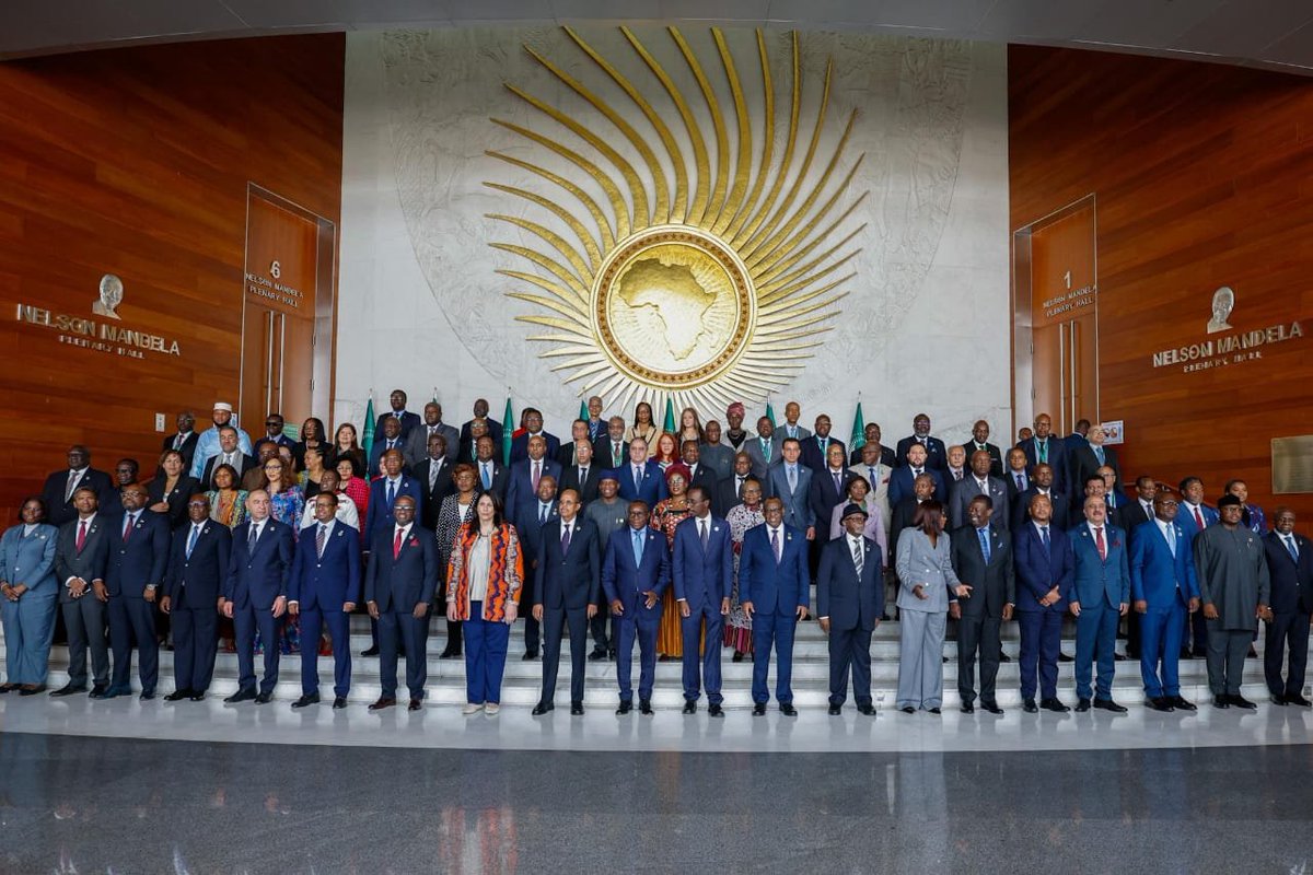 IntumwaNews's tweet photo. 🔴Burundi – Diplomatie : une reconnaissance africaine pour Édouard Bizimana à la tête du Conseil exécutif de l’Union africaine

La diplomatie burundaise continue de gagner en visibilité au niveau continental. À l’ouverture de la 49ᵉ session ordinaire du Conseil exécutif de l’Union africaine, le président de la Commission de l’Union africaine, S.E. Mahmoud Ali Youssouf, a adressé ses chaleureuses félicitations au ministre burundais des Affaires étrangères et de la Coopération au développement, S.E. Édouard Bizimana, pour son accession à la présidence du Conseil exécutif de l’organisation panafricaine.

Dans son intervention, Mahmoud Ali Youssouf a souhaité plein succès au ministre Bizimana dans l’exercice de cette nouvelle responsabilité et lui a assuré de l’accompagnement et du soutien de la Commission de l’Union africaine. Cette marque de confiance illustre l’importance accordée au rôle du Burundi dans les débats et les décisions qui concernent l’avenir du continent.

Cette nouvelle présidence intervient à un moment où l’Afrique fait face à de nombreux défis. Devant les ministres des Affaires étrangères, les représentants permanents, les commissaires de l’Union africaine et les différentes délégations présentes, le président de la Commission a appelé à une action collective plus forte pour répondre aux crises qui touchent le continent et défendre davantage les intérêts africains sur la scène internationale.

Abordant la situation mondiale, Mahmoud Ali Youssouf a souligné les conséquences des tensions géopolitiques actuelles sur les économies africaines. Il a notamment évoqué les crises internationales qui nécessitent une vigilance accrue et une coordination permanente entre les États membres de l’Union africaine.

Sur le plan de la paix et de la sécurité, il a exprimé sa préoccupation face à la montée du terrorisme et de l’extrémisme violent dans plusieurs parties de l’Afrique. Il a réaffirmé la détermination de l’Union africaine à accompagner les pays confrontés à ces menaces afin de renforcer la stabilité et la sécurité du continent.

La question sanitaire a également occupé une place importante dans son discours. Face à l’épidémie d’Ebola en République démocratique du Congo, le président de la Commission a exprimé la solidarité de l’Union africaine envers le peuple congolais et salué la mobilisation de l’Africa CDC aux côtés des autorités nationales et des partenaires.

Sur le volet économique et institutionnel, Mahmoud Ali Youssouf a insisté sur la nécessité pour l’Afrique de renforcer ses capacités financières et de mobiliser davantage d’investissements pour accélérer la mise en œuvre de l’Agenda 2063, une vision qui place la transformation économique et le développement durable au cœur de l’avenir du continent.

Il a également encouragé la poursuite des réformes internes de l’Union africaine, notamment dans les domaines de la gouvernance, de la transparence et de l’efficacité institutionnelle, afin de faire de l’organisation une structure toujours plus proche des aspirations des peuples africains.

L’accession d’Édouard Bizimana à la présidence du Conseil exécutif de l’Union africaine représente ainsi une nouvelle opportunité pour le Burundi de contribuer activement aux grands débats continentaux. Elle traduit aussi la confiance accordée à la diplomatie burundaise dans la recherche de solutions africaines aux défis africains.

À travers cette responsabilité, le Burundi entend continuer à porter une voix constructive au sein de l’Union africaine et à participer à la construction d’une Afrique plus unie, plus résiliente et capable de défendre ses intérêts dans un monde en constante évolution.