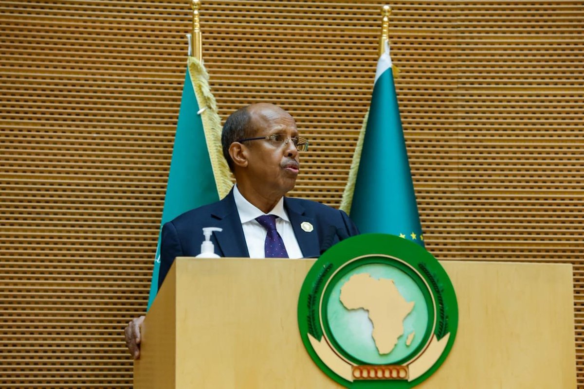 IntumwaNews's tweet photo. 🔴Burundi – Diplomatie : une reconnaissance africaine pour Édouard Bizimana à la tête du Conseil exécutif de l’Union africaine

La diplomatie burundaise continue de gagner en visibilité au niveau continental. À l’ouverture de la 49ᵉ session ordinaire du Conseil exécutif de l’Union africaine, le président de la Commission de l’Union africaine, S.E. Mahmoud Ali Youssouf, a adressé ses chaleureuses félicitations au ministre burundais des Affaires étrangères et de la Coopération au développement, S.E. Édouard Bizimana, pour son accession à la présidence du Conseil exécutif de l’organisation panafricaine.

Dans son intervention, Mahmoud Ali Youssouf a souhaité plein succès au ministre Bizimana dans l’exercice de cette nouvelle responsabilité et lui a assuré de l’accompagnement et du soutien de la Commission de l’Union africaine. Cette marque de confiance illustre l’importance accordée au rôle du Burundi dans les débats et les décisions qui concernent l’avenir du continent.

Cette nouvelle présidence intervient à un moment où l’Afrique fait face à de nombreux défis. Devant les ministres des Affaires étrangères, les représentants permanents, les commissaires de l’Union africaine et les différentes délégations présentes, le président de la Commission a appelé à une action collective plus forte pour répondre aux crises qui touchent le continent et défendre davantage les intérêts africains sur la scène internationale.

Abordant la situation mondiale, Mahmoud Ali Youssouf a souligné les conséquences des tensions géopolitiques actuelles sur les économies africaines. Il a notamment évoqué les crises internationales qui nécessitent une vigilance accrue et une coordination permanente entre les États membres de l’Union africaine.

Sur le plan de la paix et de la sécurité, il a exprimé sa préoccupation face à la montée du terrorisme et de l’extrémisme violent dans plusieurs parties de l’Afrique. Il a réaffirmé la détermination de l’Union africaine à accompagner les pays confrontés à ces menaces afin de renforcer la stabilité et la sécurité du continent.

La question sanitaire a également occupé une place importante dans son discours. Face à l’épidémie d’Ebola en République démocratique du Congo, le président de la Commission a exprimé la solidarité de l’Union africaine envers le peuple congolais et salué la mobilisation de l’Africa CDC aux côtés des autorités nationales et des partenaires.

Sur le volet économique et institutionnel, Mahmoud Ali Youssouf a insisté sur la nécessité pour l’Afrique de renforcer ses capacités financières et de mobiliser davantage d’investissements pour accélérer la mise en œuvre de l’Agenda 2063, une vision qui place la transformation économique et le développement durable au cœur de l’avenir du continent.

Il a également encouragé la poursuite des réformes internes de l’Union africaine, notamment dans les domaines de la gouvernance, de la transparence et de l’efficacité institutionnelle, afin de faire de l’organisation une structure toujours plus proche des aspirations des peuples africains.

L’accession d’Édouard Bizimana à la présidence du Conseil exécutif de l’Union africaine représente ainsi une nouvelle opportunité pour le Burundi de contribuer activement aux grands débats continentaux. Elle traduit aussi la confiance accordée à la diplomatie burundaise dans la recherche de solutions africaines aux défis africains.

À travers cette responsabilité, le Burundi entend continuer à porter une voix constructive au sein de l’Union africaine et à participer à la construction d’une Afrique plus unie, plus résiliente et capable de défendre ses intérêts dans un monde en constante évolution.