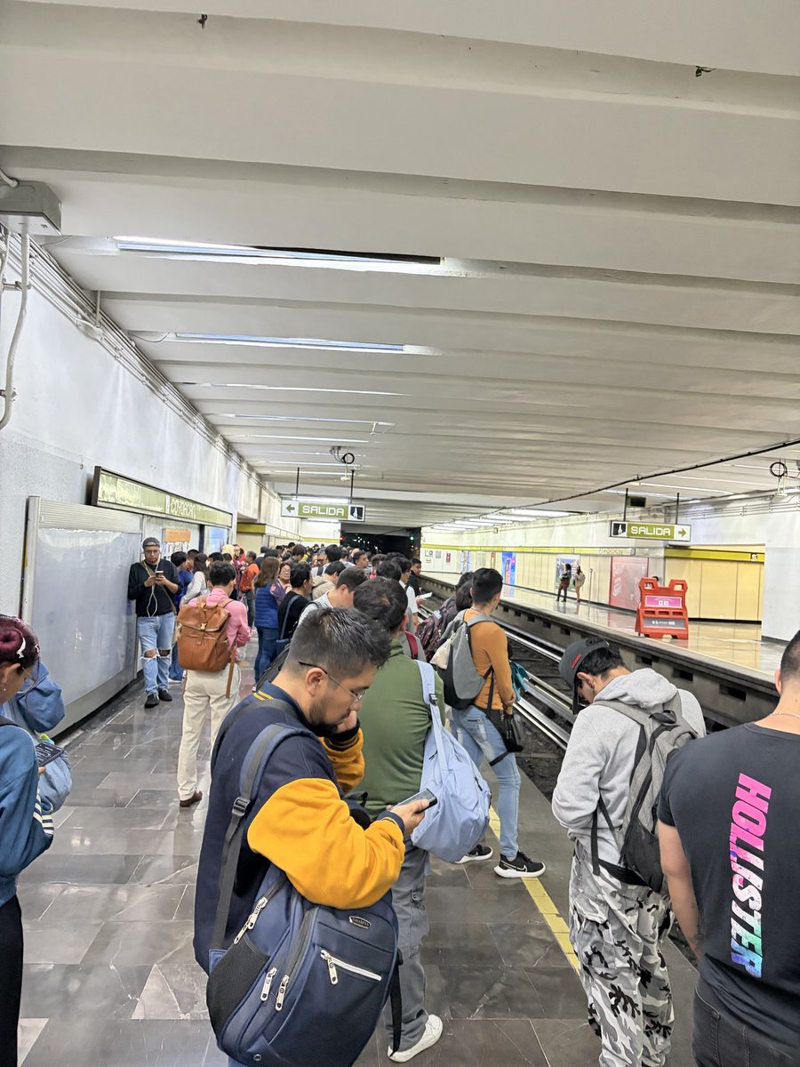 juliosun's tweet photo. @MetroCDMX Mas de media hora https://t.co/Q1pn0SBm5b
