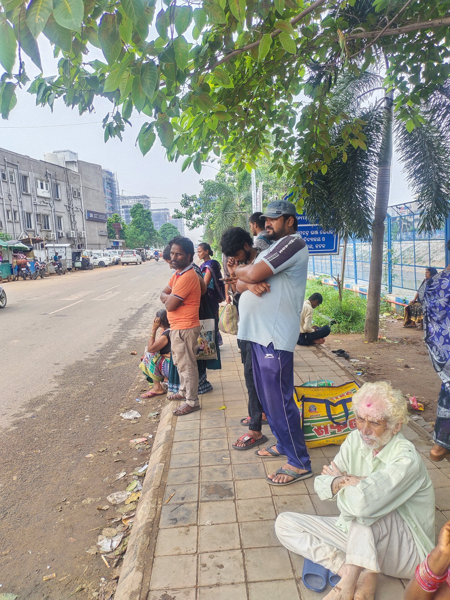 latanvine's tweet photo. SCB Medical bus stop. @CRUT_BBSR tons of patients wait for buses here, no provision for sitting, shelter or route information. https://t.co/cgNCnFvv4B