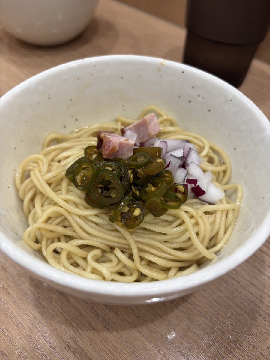 MaruxT_0518's tweet photo. 今日のお昼は、店主のはなび時代の仲良し
まつけんさんとゆかちゃんに会いに
麺屋くろ松さんに行ってきました🙌
チャーシュー美味しい🐷
ラーメンも美味しくて、末っ子が2回おかわりしてKKしてた🤣

青唐辛子すっごい辛いけどクセになるー🤭 https://t.co/1zp5bnLrqt