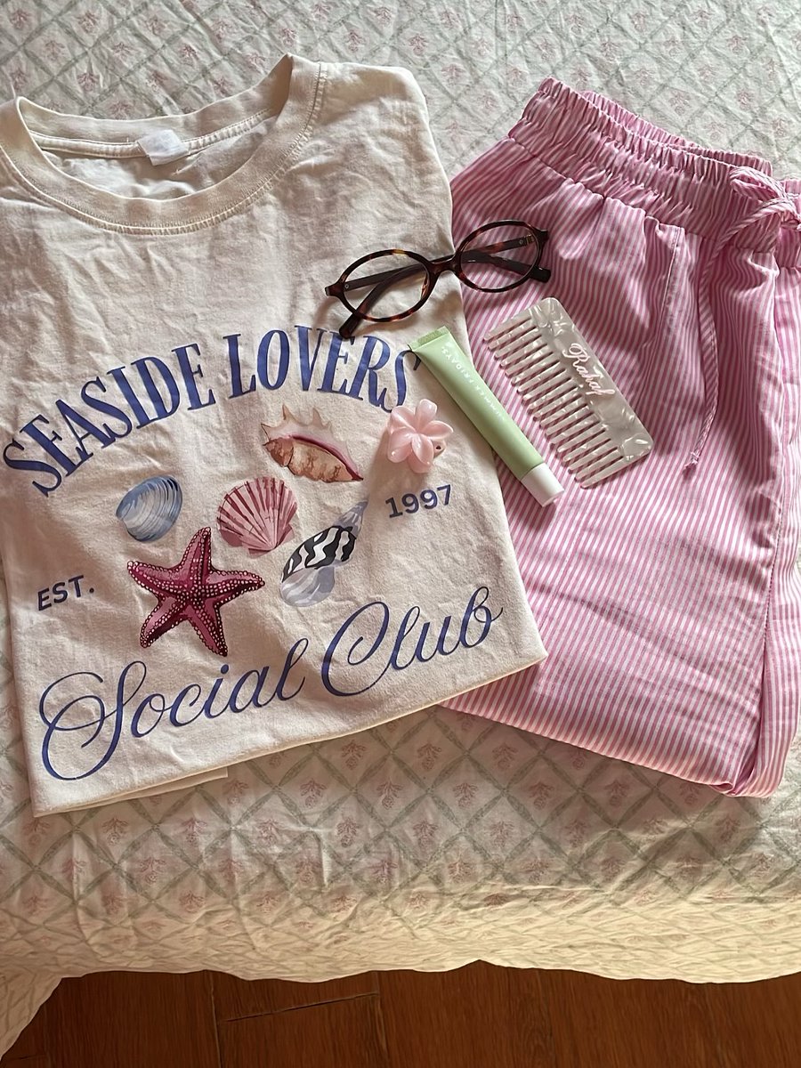 rrhf4bqa2's tweet photo. Yes lip gloss 🪄💝🧥🪽🪵💌 https://t.co/QdQydbomeT