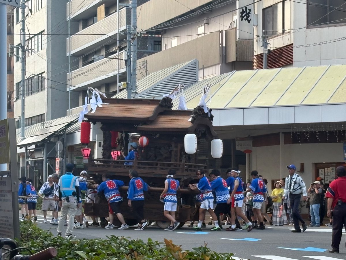 suita_kawazura's tweet photo. 7月26日開催の「第5回吹田だんじり祭」で曳行された川面町地車です。建造は安政に改元する直前の「嘉永7年11月（1853年12月20日〜1854年1月15日）」です。
　
第4回で限界を迎えて破損したコマ周りは岸和田市で修繕を行い、当日は元気な姿を披露しました。
　
#吹田市 #だんじり #地車 #吹田だんじり祭 https://t.co/cEdlhvCCwW