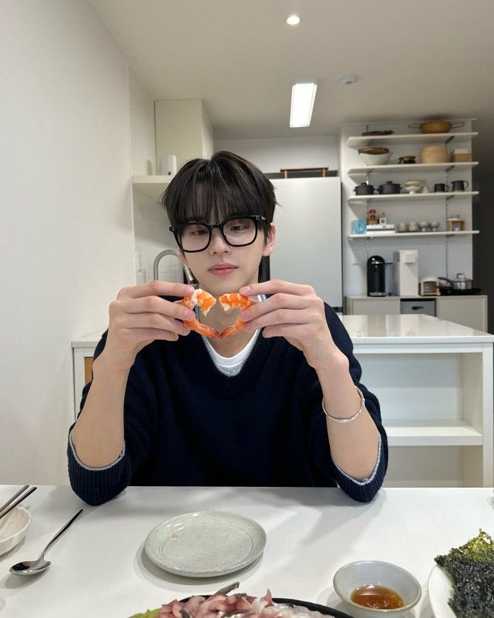 wishmedo_'s tweet photo. ตั้งแต่ i เจอ u นะ i มองคนบนโลกนี้หล่อน้อยลง
จริง ๆ คือแบบว่า u เป็น standard ใหม่ในชีวิต i https://t.co/vRB4SajLup
