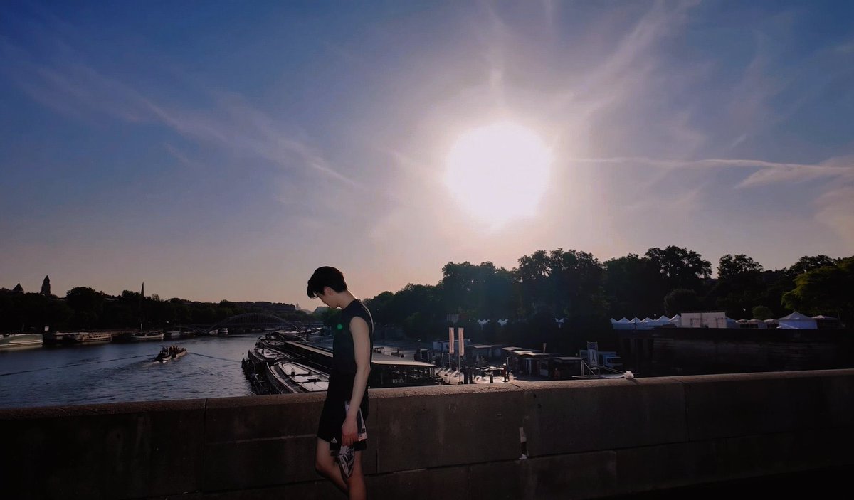 Kieonho's tweet photo. Sunset in Paris. https://t.co/LpqeCuoWRs