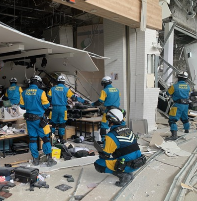 HP_maplekun's tweet photo. 令和８年熊本地震に伴う救助活動のため、
発災当日（７月28日）夜から、広島県警察広域緊急援助隊が出動しています。
被災者の救出救助に全力を尽くします。

#広島県警察　#熊本地震 https://t.co/FvDEDRZwRa