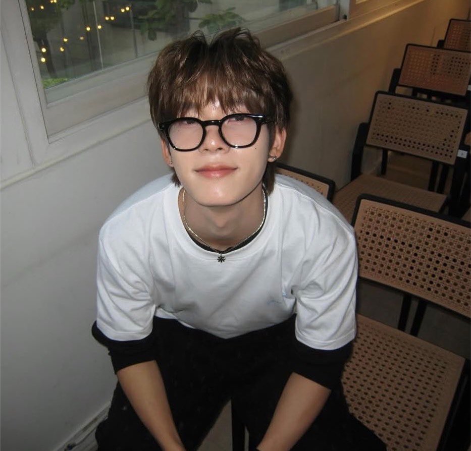 eeqlanwoil's tweet photo. พวกแว่นๆ นี่เป็นไรมากปะ ╥﹏╥ https://t.co/qLJObeEhpi