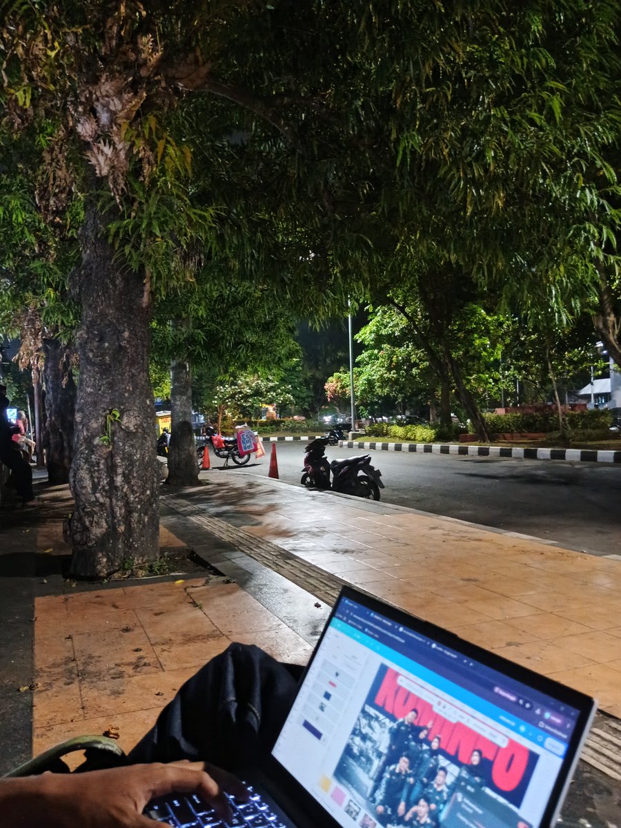 Nabil10411448's tweet photo. nogkrong di depan gedung bi https://t.co/zpwJtIwslH