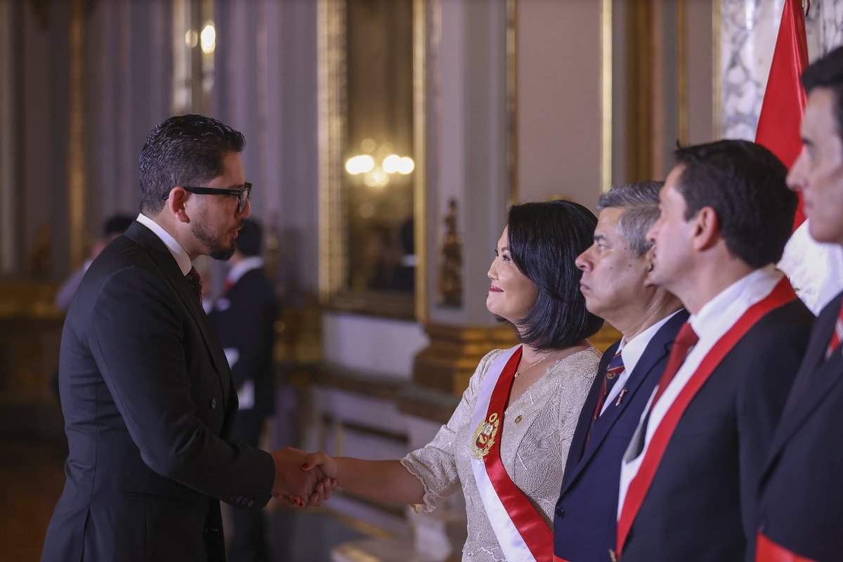orasconhu's tweet photo. 🤝🇵🇪 El Secretario Ejecutivo del ORAS-CONHU, Dr. Fernando Araos, estuvo presente en la Sesión Solemne en el Congreso de la República del Perú para la transmisión de mando de la Presidenta Keiko Fujimori, dando inicio a un nuevo periodo gubernamental en nuestro país sede.

Posteriormente, junto al Cuerpo Diplomático acreditado en el Perú, el Dr. Araos asistió al saludo protocolar en Palacio de Gobierno, donde transmitió a la Jefa de Estado los mejores deseos de éxito para la gestión que inicia, en beneficio directo de toda la población peruana.

Desde el ORAS-CONHU tenemos el firme compromiso de seguir caminando juntos, fortaleciendo la salud, la hermandad y la cooperación entre Perú y las naciones de la región andina. 🌎

#ORASCONHU #SaludAndina #Perú #IntegraciónRegional #HermandadAndina