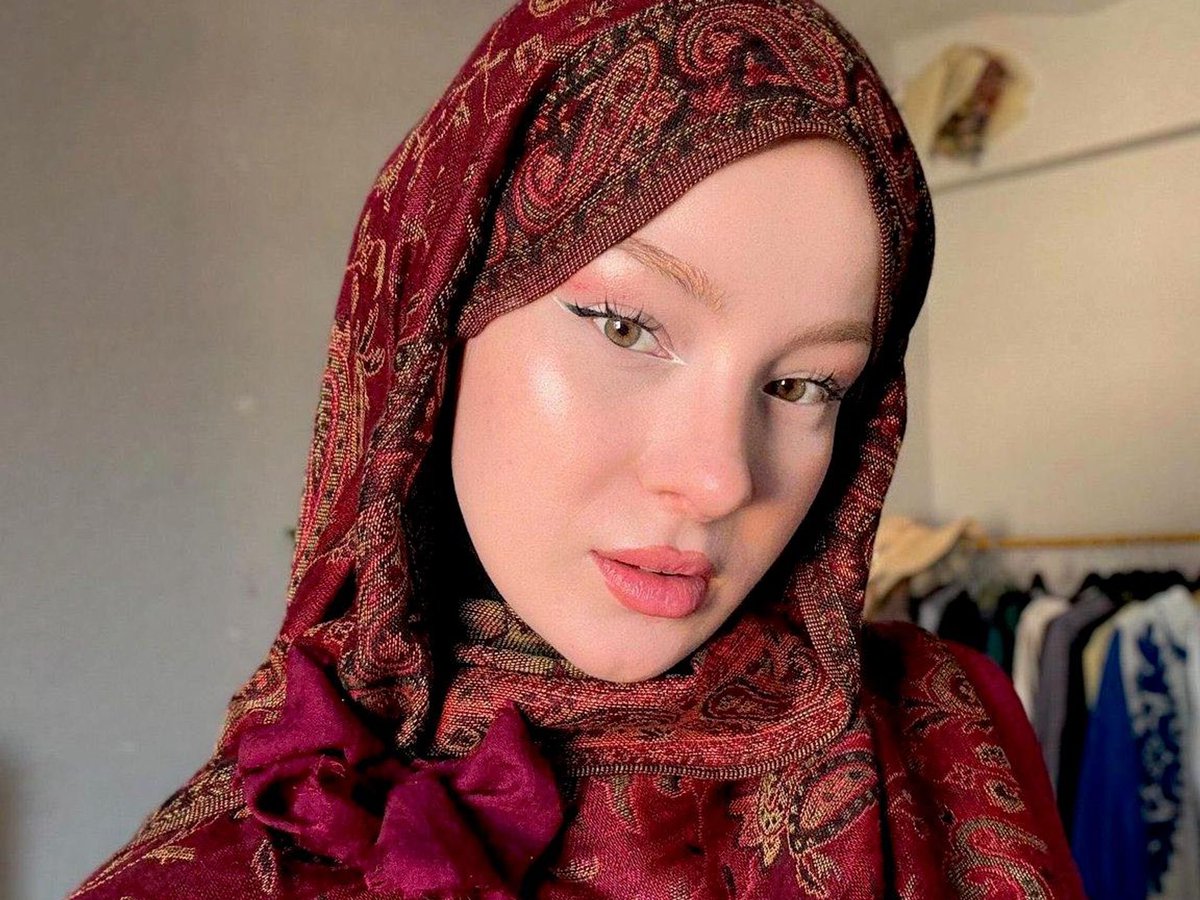 barispehlivan's tweet photo. Fatma Soydaş suçlandığı maddelerin birebir aynısını, aslında tutuklanmadan yaklaşık bir ay önce kendisine ait olmayan yapay zekâ videoları üreten hesap için yöneltmiş. Bugün bakıyorum, o hesap da o videolar da açık, yeni içerikler üretmeye de devam ediyor. Ancak Fatma Soydaş o videolar gerekçe gösterilerek bugün tutuklu ve aslında müstehcen olmayan içeriklerin yer aldığı sosyal medyası erişime kapalı.
Şu soru ise uzak diyarlardan yanıt bekliyor: Tüm videolar gerçek ve Fatma Soydaş’a ait olsaydı dahi, tutuklanması hukukla açıklanabilir miydi?
Sözün özü; Akit “haberlerinin” ihbar, dijital kurguların ise mutlak delil sayıldığı bu süreçte Fatma Soydaş, sadece bir itibar suikastının değil, aynı zamanda bu suikastı görmezden gelip yönünü mağdura çeviren bir yargı pratiğinin de bedelini ödüyor.
Cumhuriyet’te, Arka Bahçe’de yazdım 👇🏼

https://t.co/F4kV6ABsGe