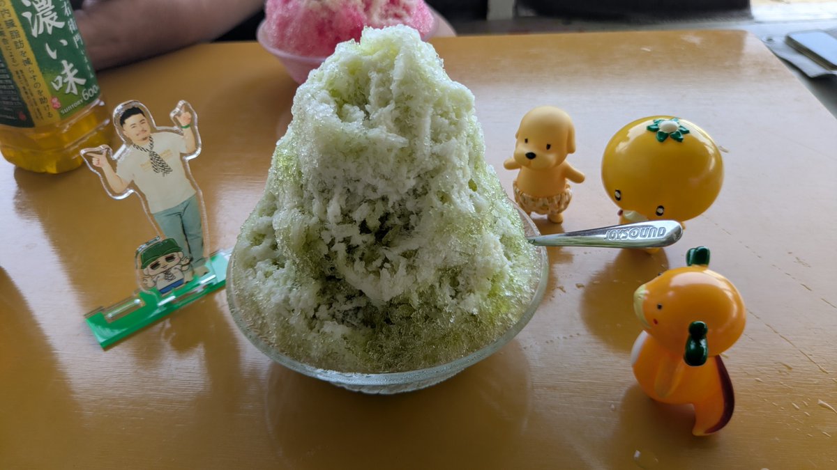 V_M_O_A_V's tweet photo. 海の家「みつば」さんで今年もゆっくりさせてもらっています✨️
海の家のかき氷最高～🍧
#みかんかっぱ
#みかんかっぱちゃん
#ゴルちゃん
#ウパるパ
#卡斯
#Cass
#熊猫堂
#みつば
#竹野浜
#竹野浜海水浴場 https://t.co/rCVQnK7TUd