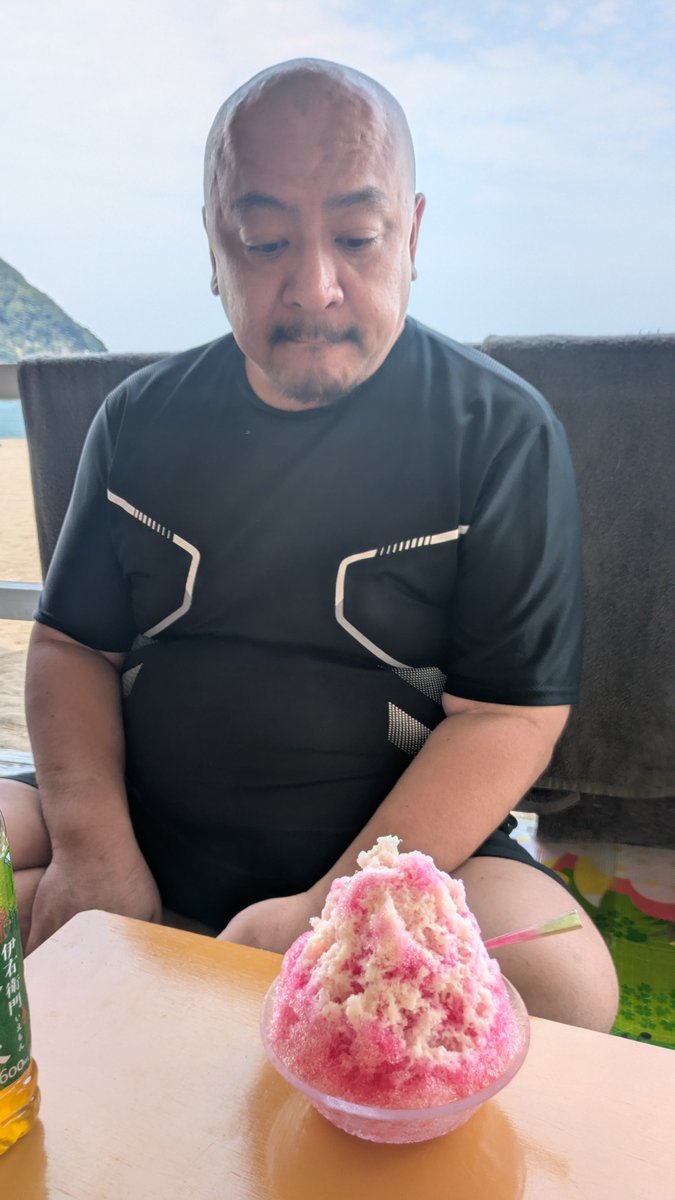 V_M_O_A_V's tweet photo. 海の家「みつば」さんで今年もゆっくりさせてもらっています✨️
海の家のかき氷最高～🍧
#みかんかっぱ
#みかんかっぱちゃん
#ゴルちゃん
#ウパるパ
#卡斯
#Cass
#熊猫堂
#みつば
#竹野浜
#竹野浜海水浴場 https://t.co/rCVQnK7TUd