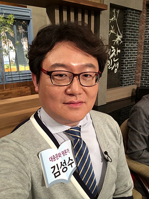 Kpop_Herald's tweet photo. Cultural critic Kim Sung-soo has spoken out after filing a police complaint against #ADOR over the alleged leak of #NewJeans member Hanni's visa information.

He said the allegations, if confirmed, could amount to a serious breach of contract.

"As adults, I want to apologize to the NewJeans for making them face the harsh reality where the greed of adults can strip away an artist's rightful rights and freedom," Kim added.

#NEWJEANS #HANNI #ADOR